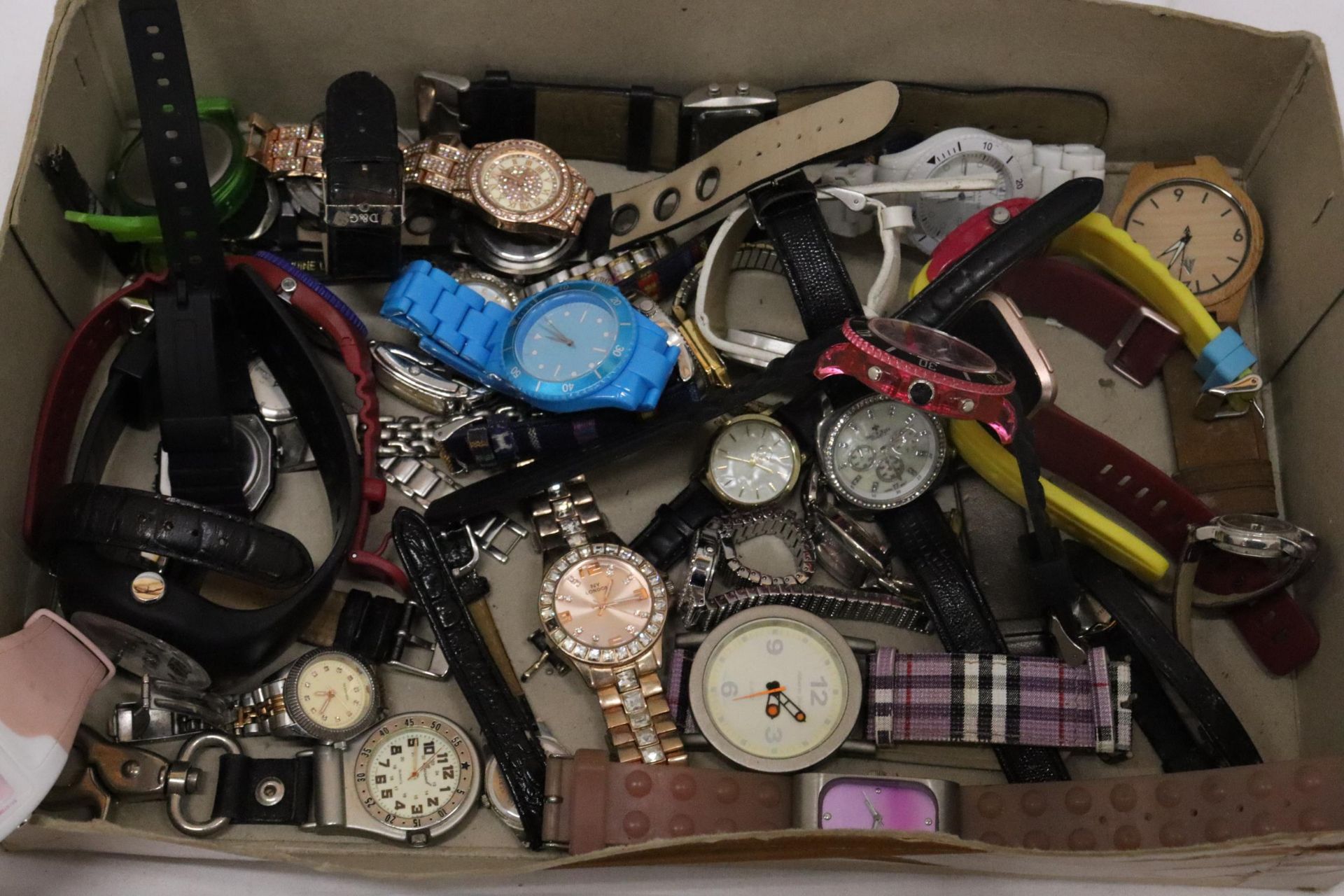 A LARGE QUANTITY OF WRISTWATCHES - Image 8 of 13