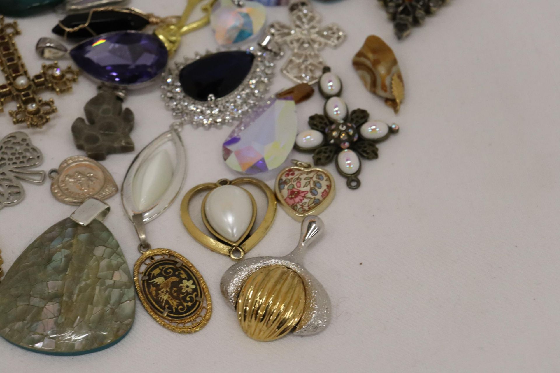 A QUANTITY OF CHAIN PENDANTS - Image 4 of 9