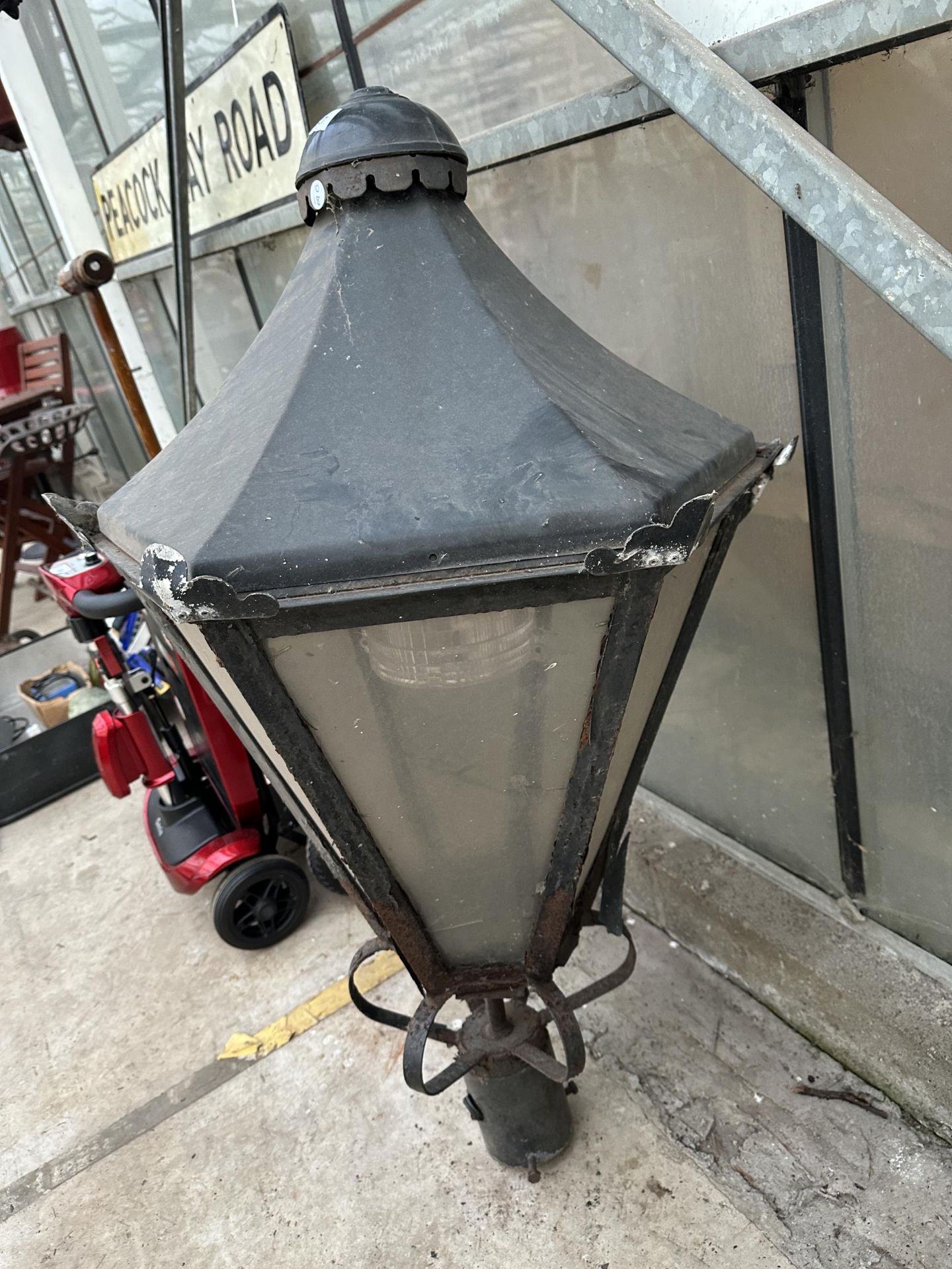 A LARGE VINTAGE IRON LAMP POST TOP - Image 4 of 4