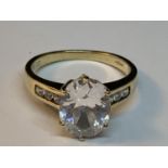 A 9CT YELLOW GOLD DRESS RING WITH CUBIC ZIRCONIA GROSS WEIGHT 3.42 GRAMS, SIZE M
