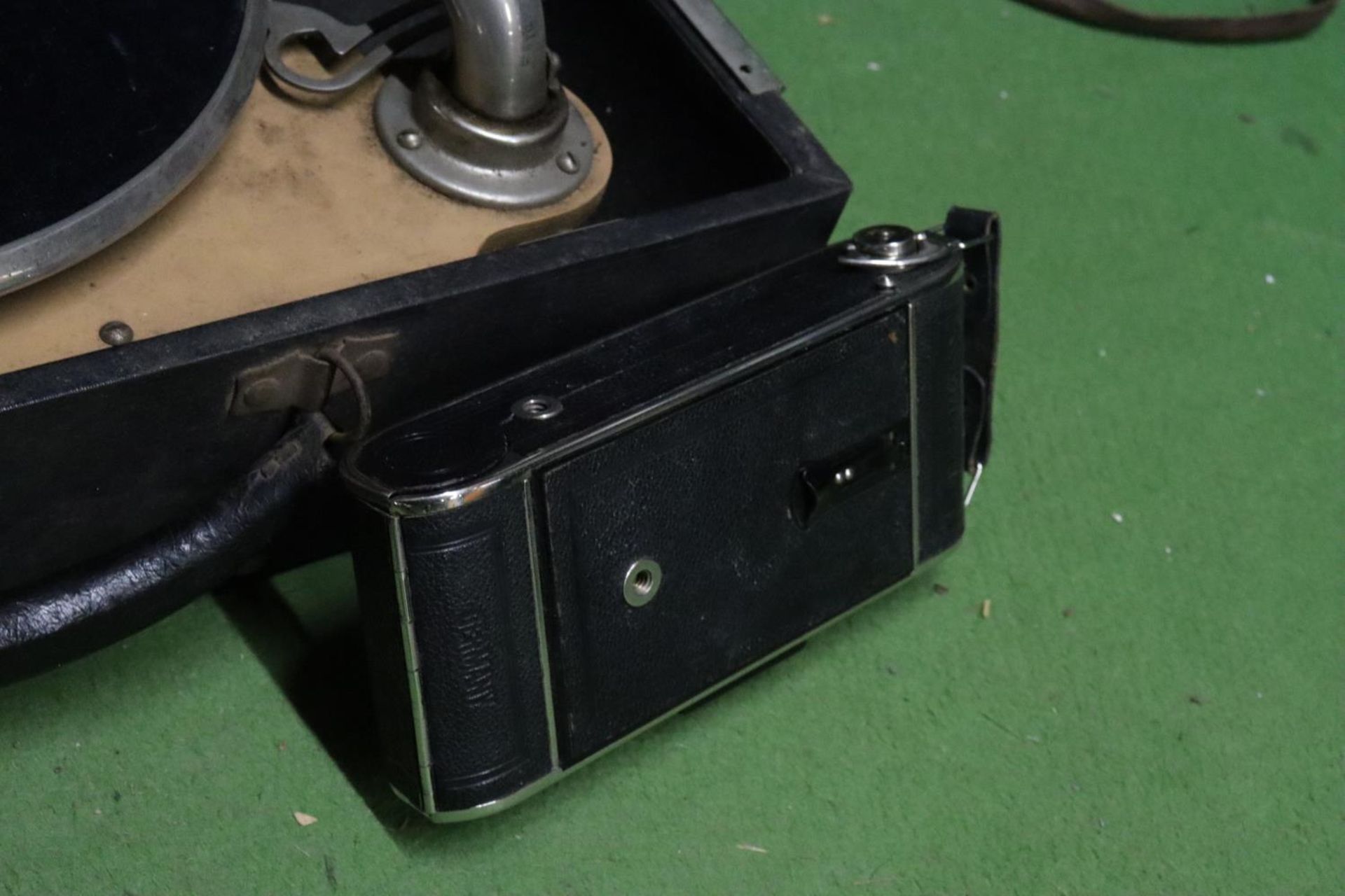 A VINTAGE DECCA SALON GRAMOPHONE PLAYER PLUS TWO VINTAGE CAMERAS IN CASES - Image 6 of 8