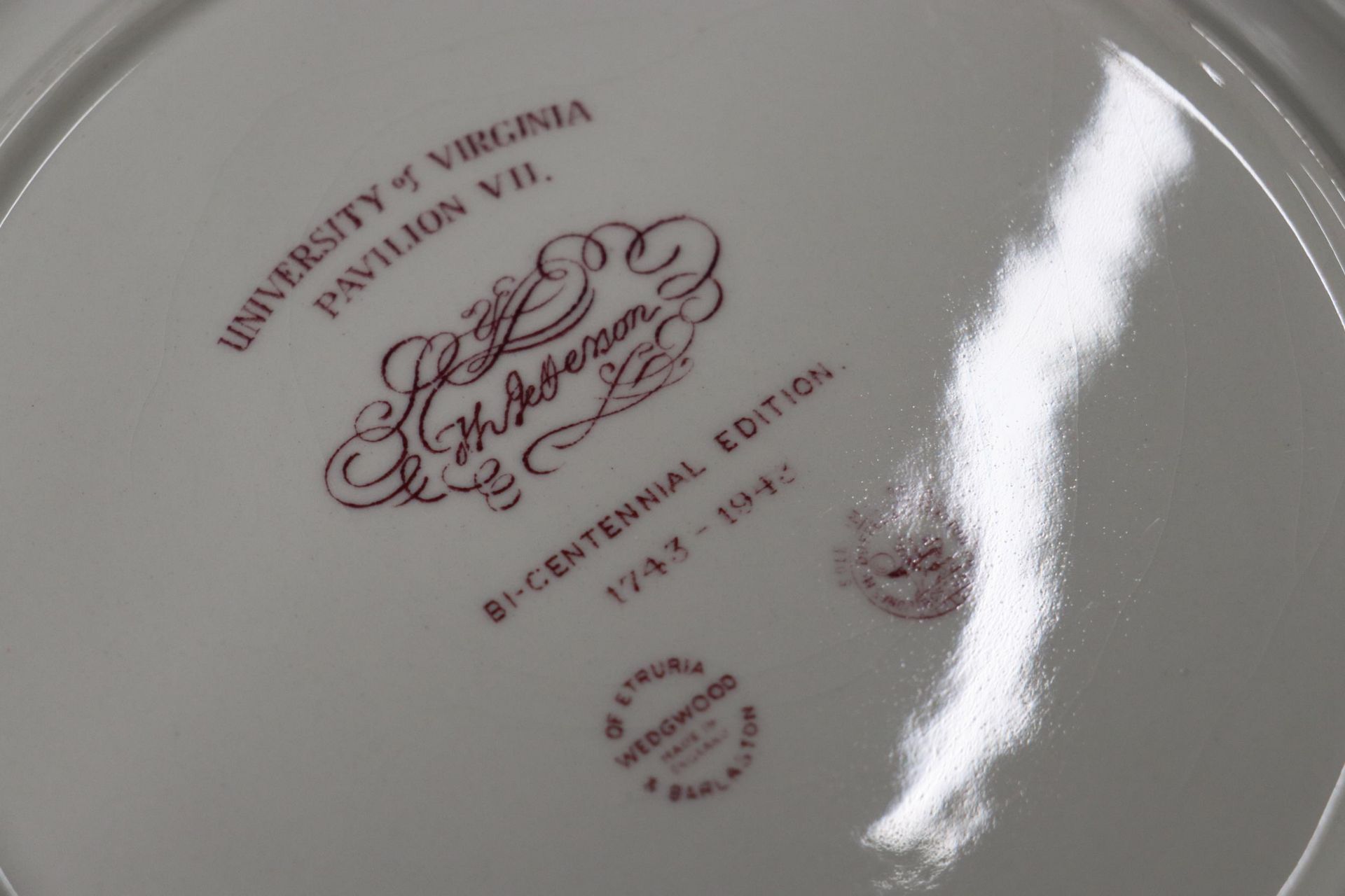 A QUANTITY OF VINTAGE BLUE AND WHITE PLATES TO INCLUDE A LARGE WEDGWOOD PLATTER 'YALE COLLEGE AND - Image 7 of 7