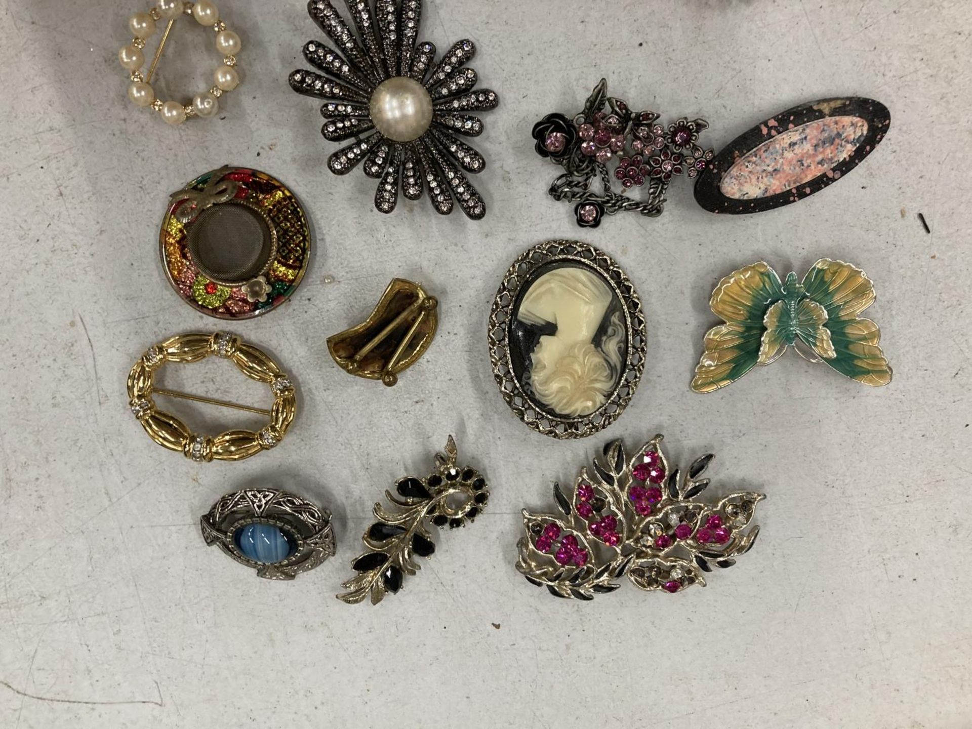A LARGE QUANTITY OF COSTUME JEWELLERY BROOCHES - Image 3 of 3