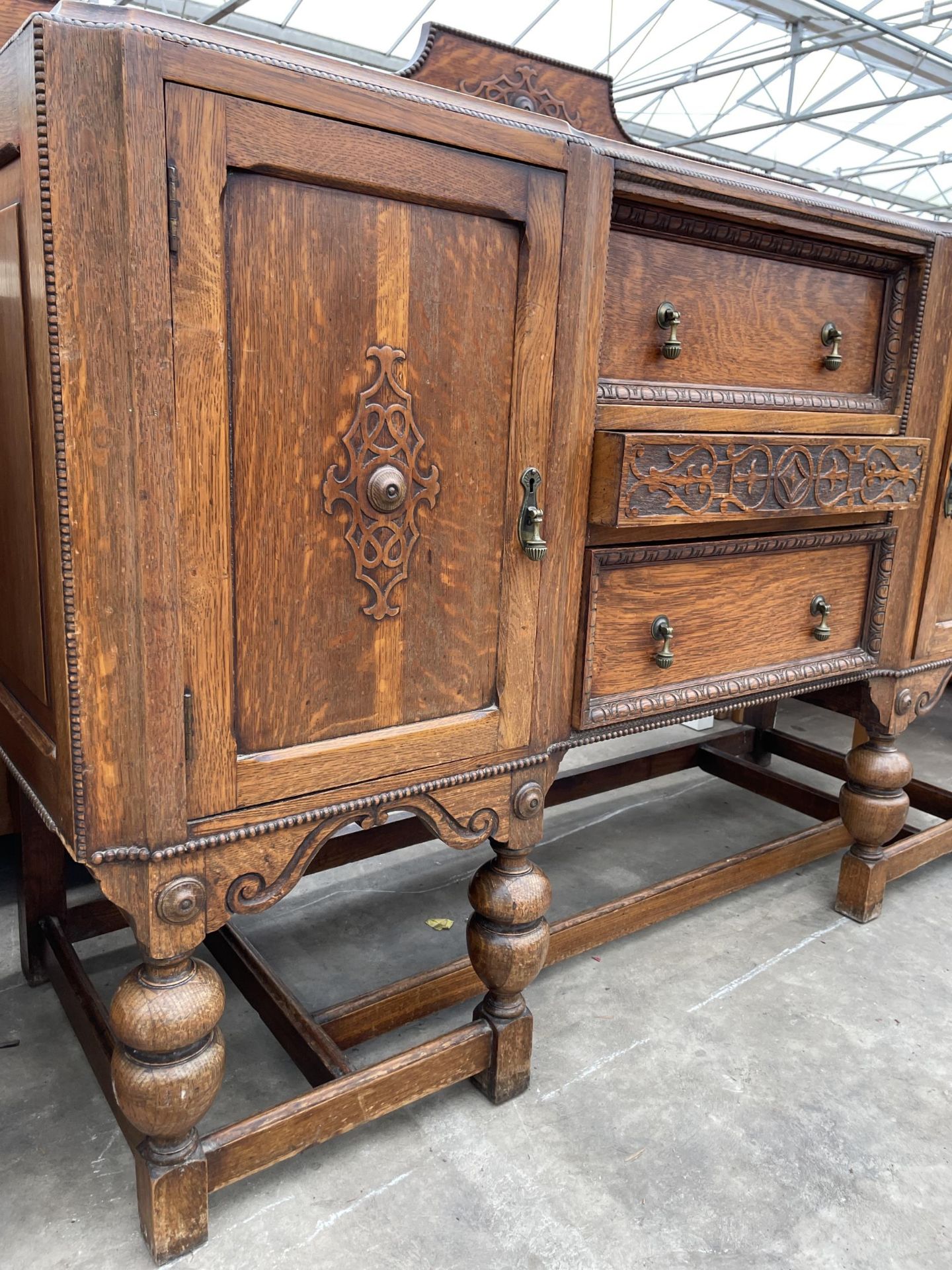 AN EARLY 20TH CENTURY OAK JACOBEAN STYLE BREAK FRONT SIDEBOARD WITH RAISED RACK, 60" WIDE - Image 5 of 6