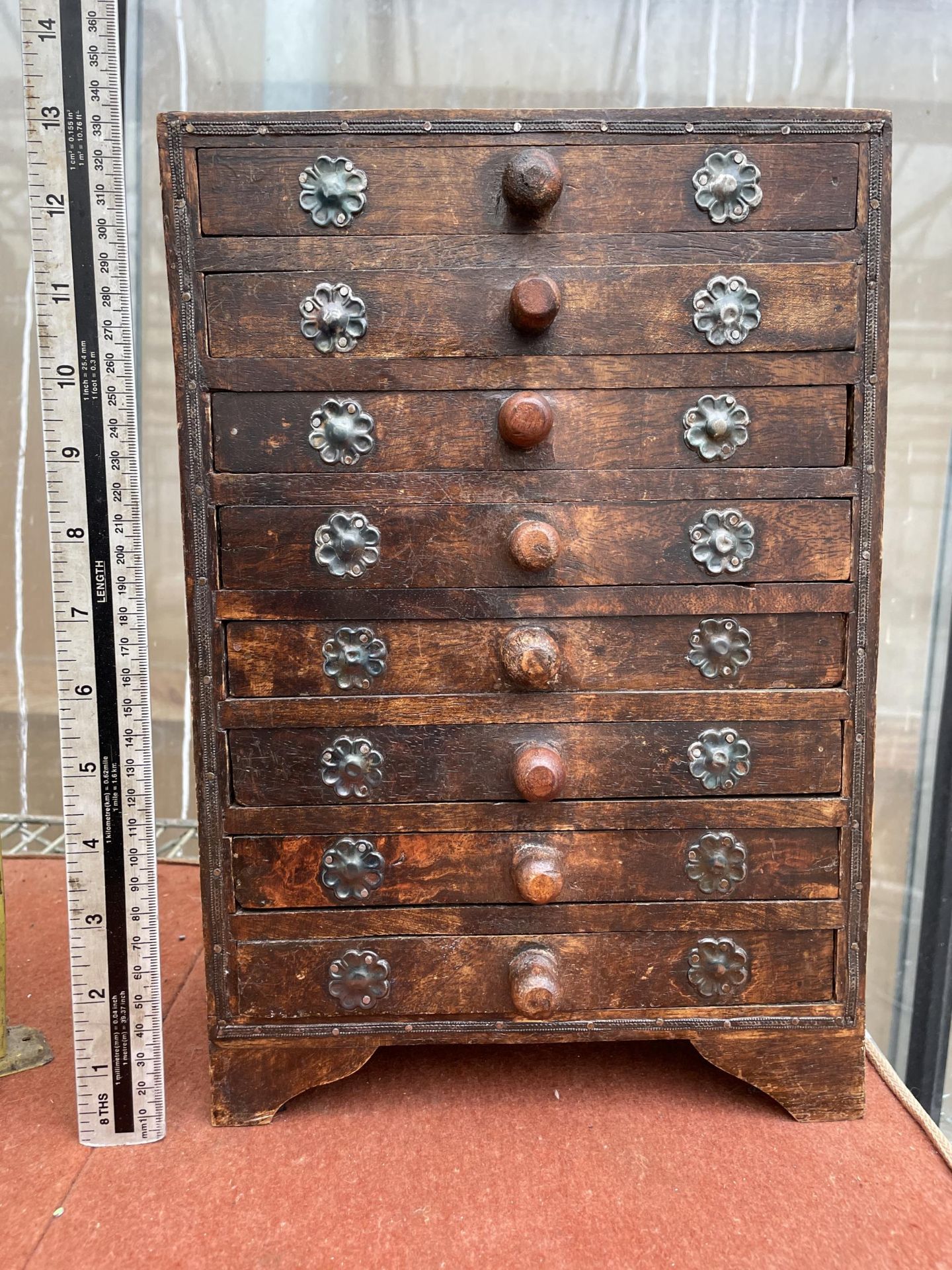A MINIATURE INDIAN HARDWOOD CHEST OF EIGHT DRAWERS - Image 4 of 6