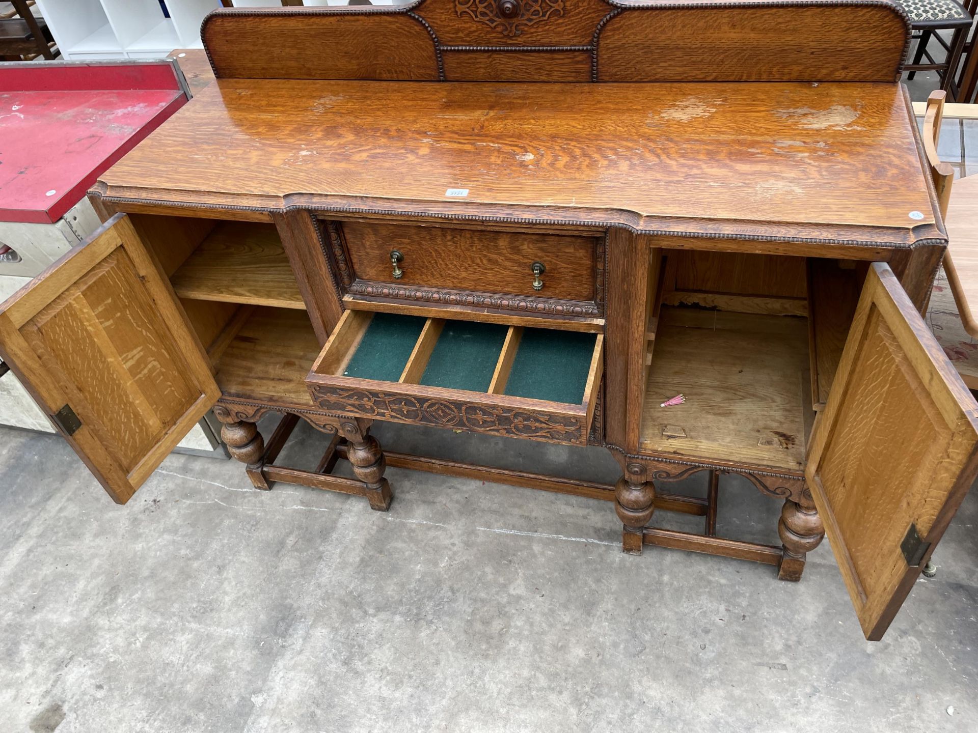 AN EARLY 20TH CENTURY OAK JACOBEAN STYLE BREAK FRONT SIDEBOARD WITH RAISED RACK, 60" WIDE - Image 4 of 6