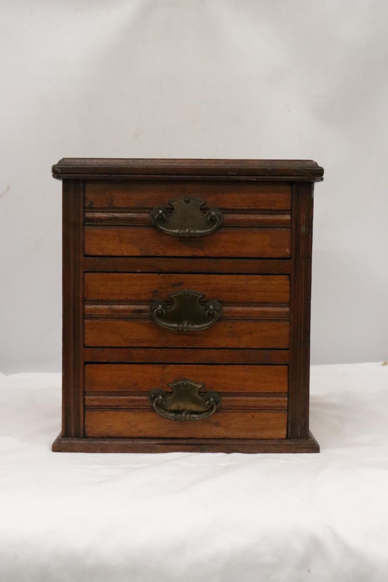 A VINTAGE OAK CHEST OF DRAWERS