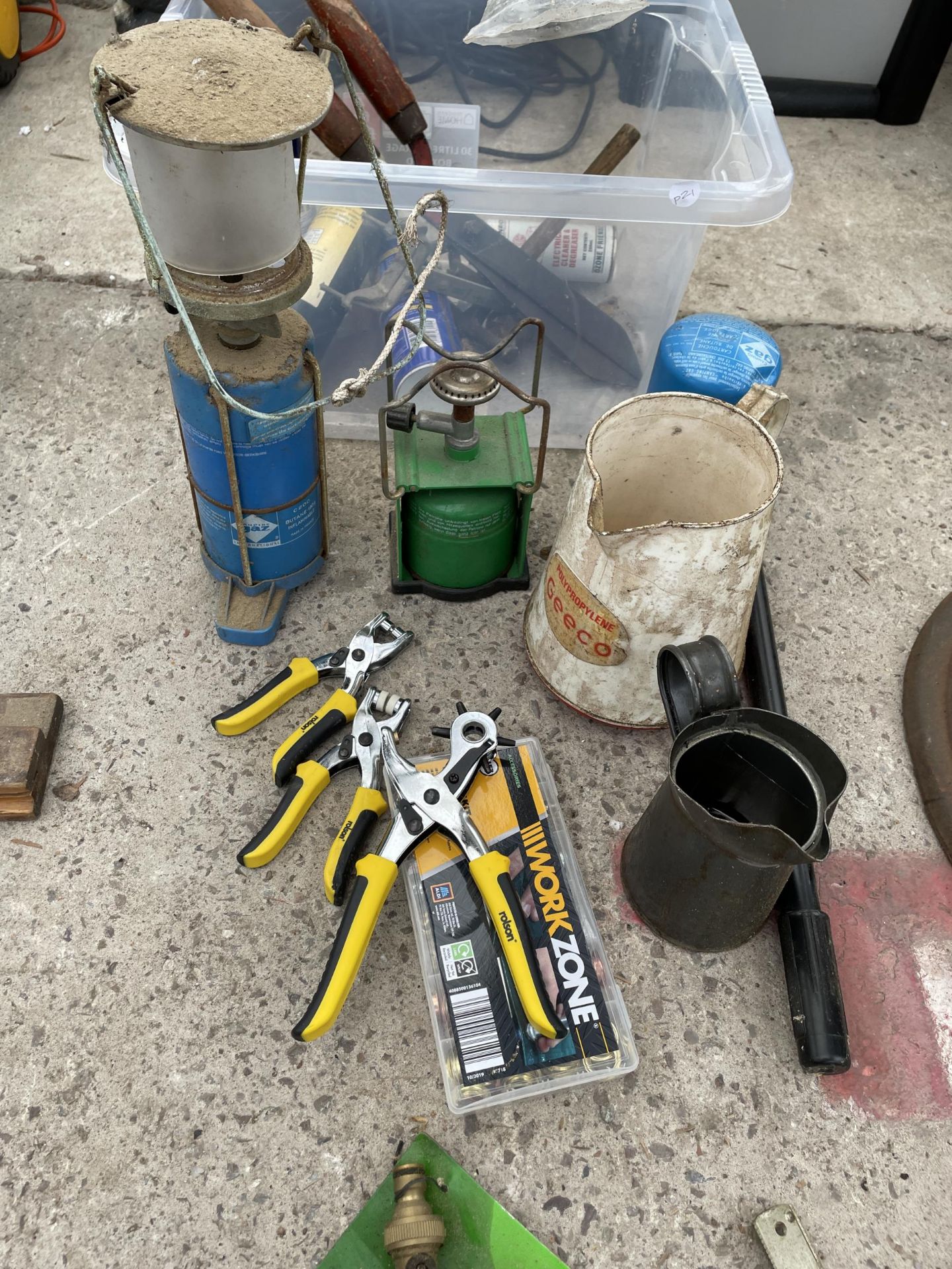 AN ASSORTMENT OF TOOLS TO INCLUDE LEATHER PUNCHES, OIL JUGS AND CAMPING STOVES ETC - Bild 2 aus 4