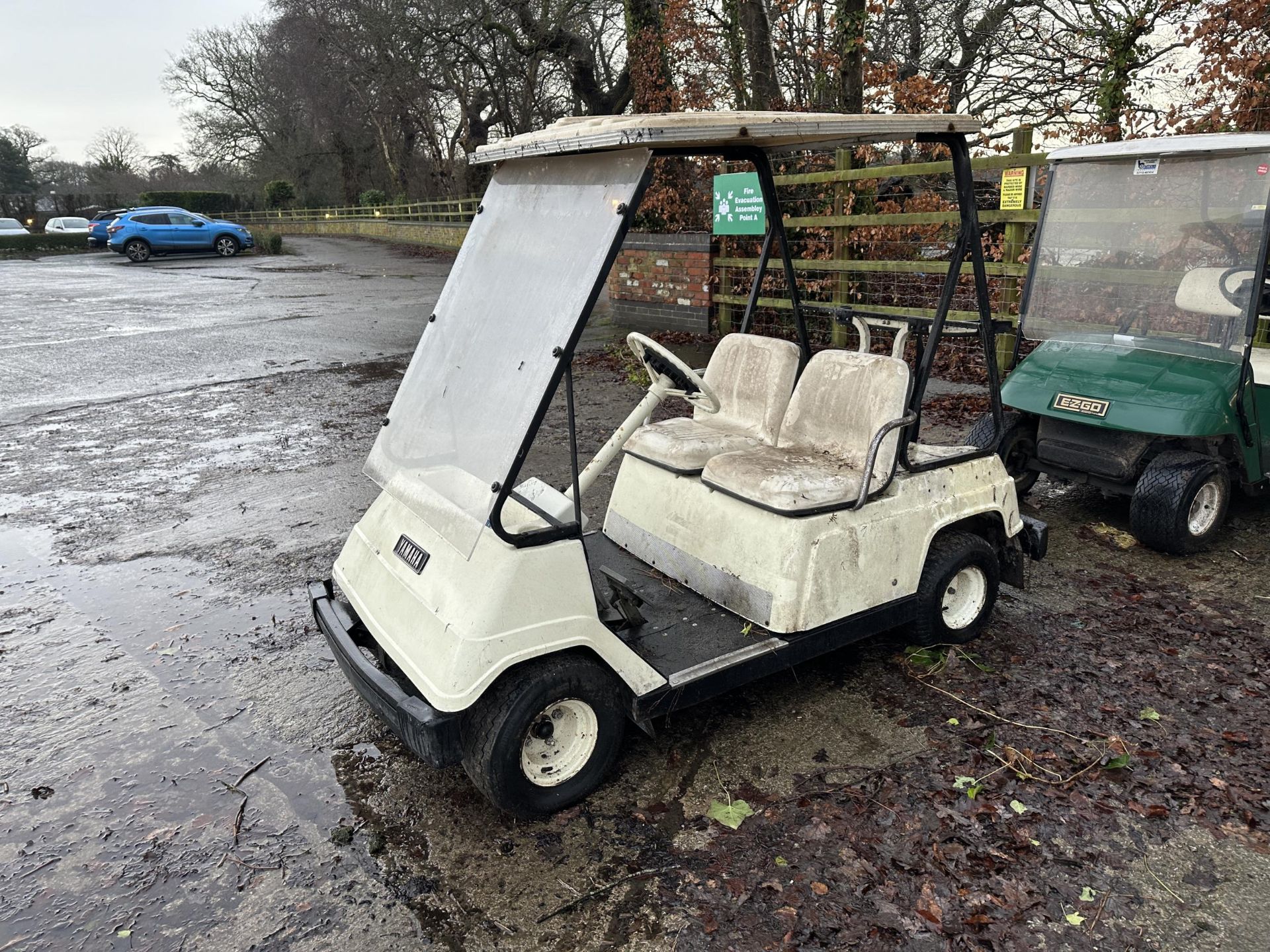 A WHITE YAMAHA ELECTRIC GOLF BUGGY COMPLETE WITH KEY - Image 3 of 6