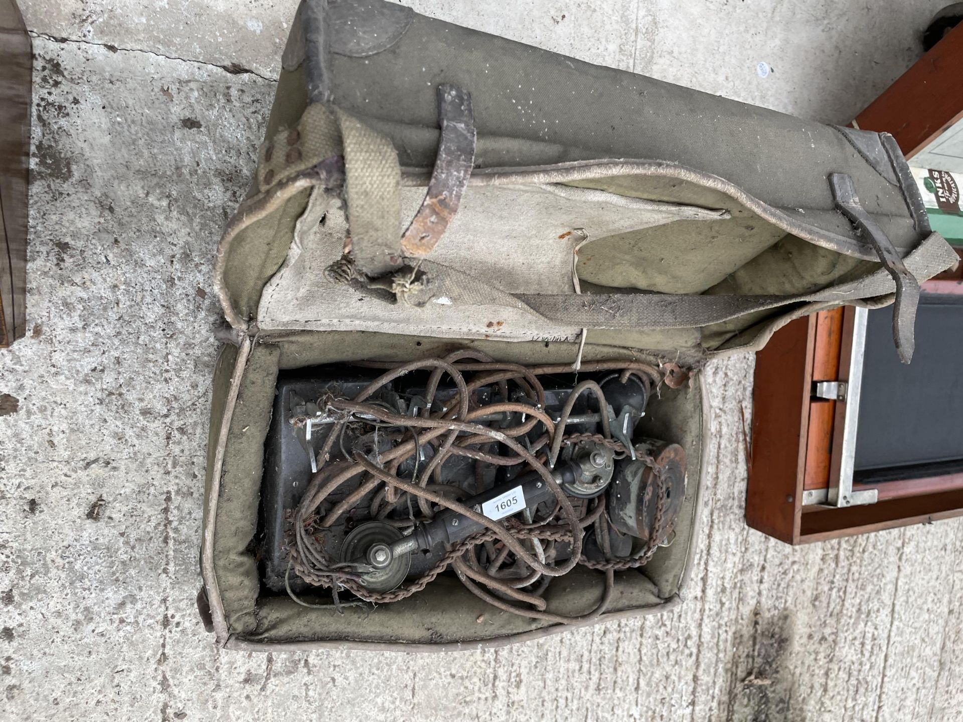 A VINTAGE MILITARY FIELD TELEPHONE WITH CARRY CASE - Bild 2 aus 5