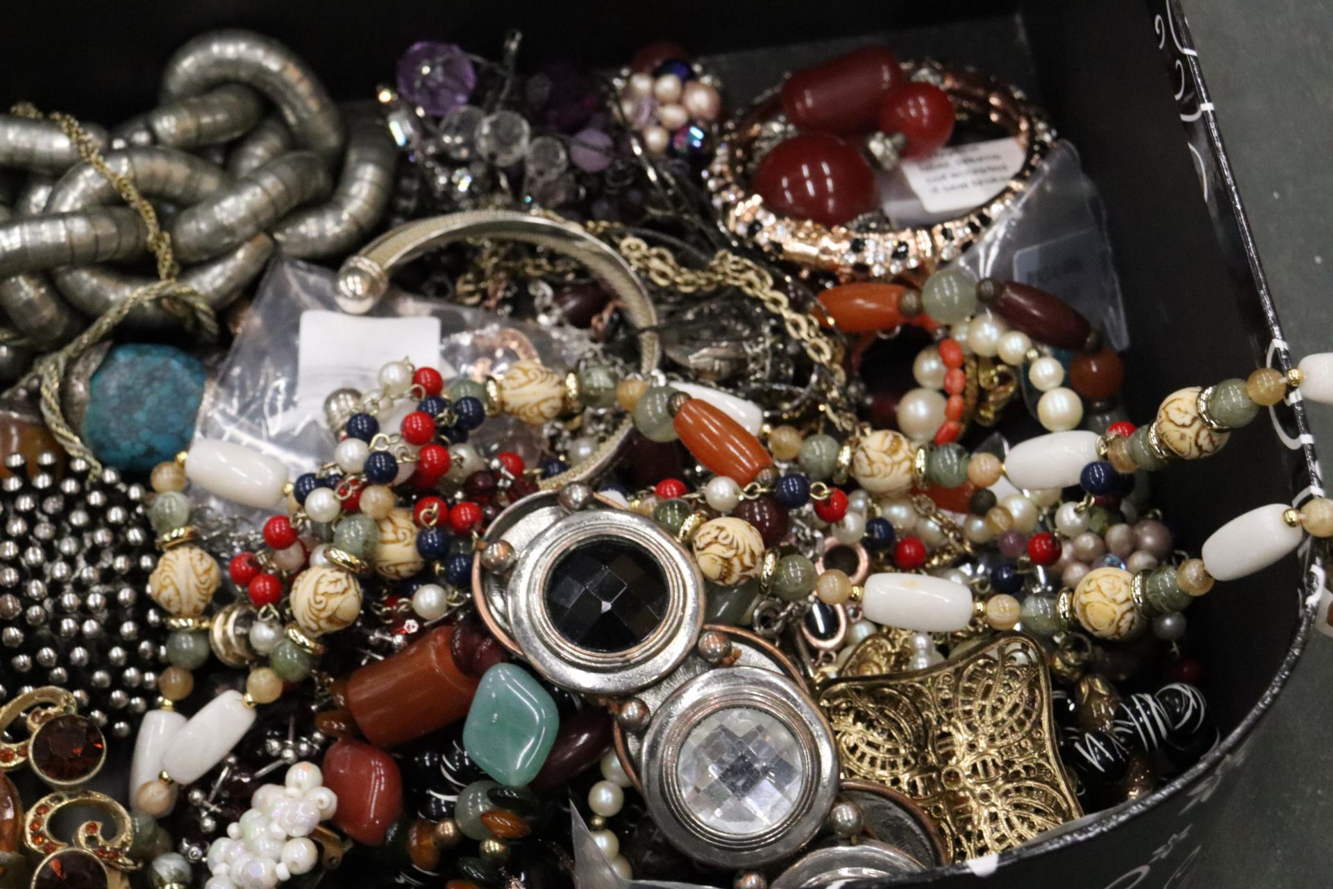 A QUANTITY OF COSTUME JEWELLERY TO INCLUDE NECKLACES, BRACELETS, BEADS, BROOCHES, ETC, WITH A VANITY - Image 6 of 6