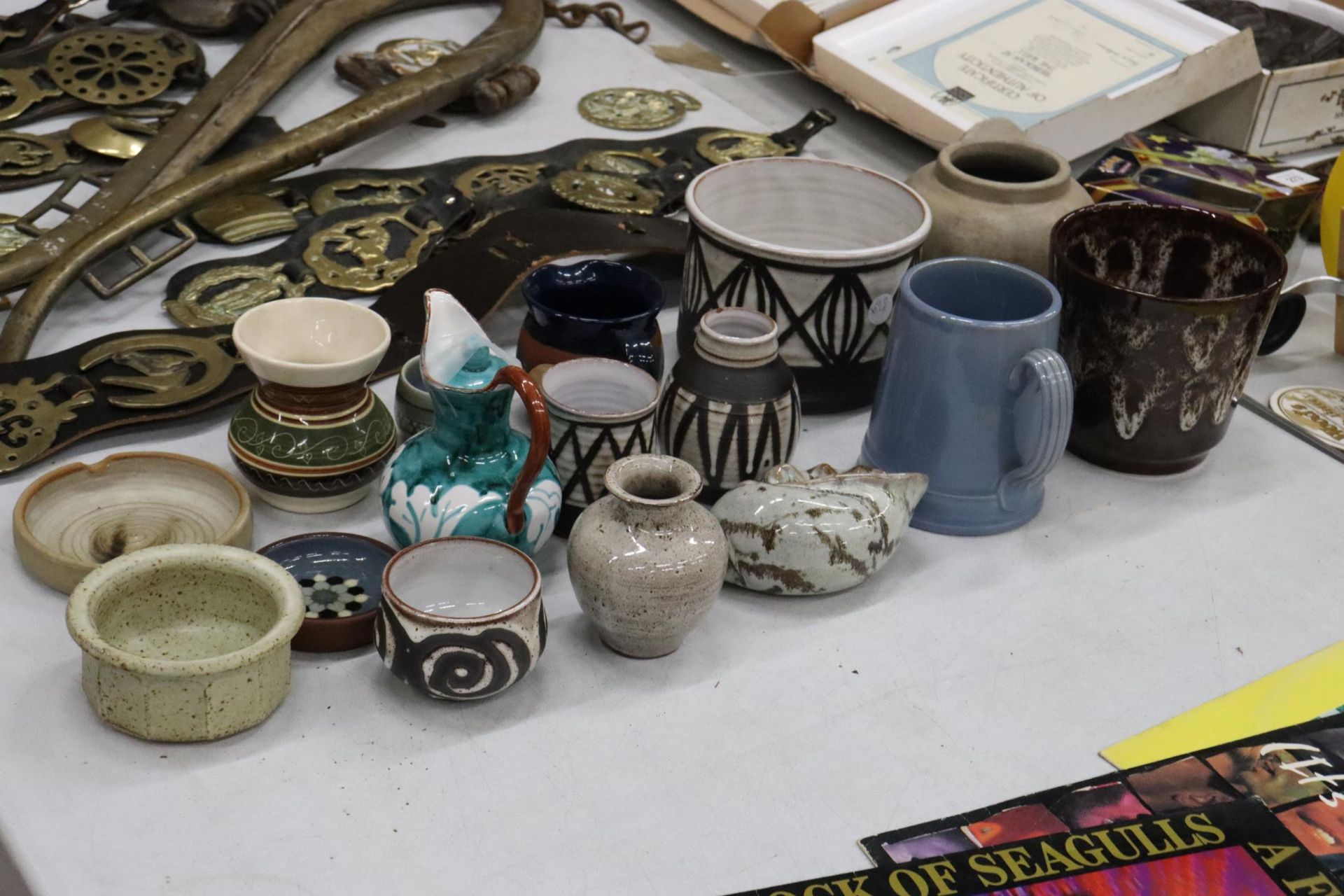 A COLLECTION OF DESIGNER STUDIO POTTERY, SOME SIGNED TO THE BASE - Image 2 of 11