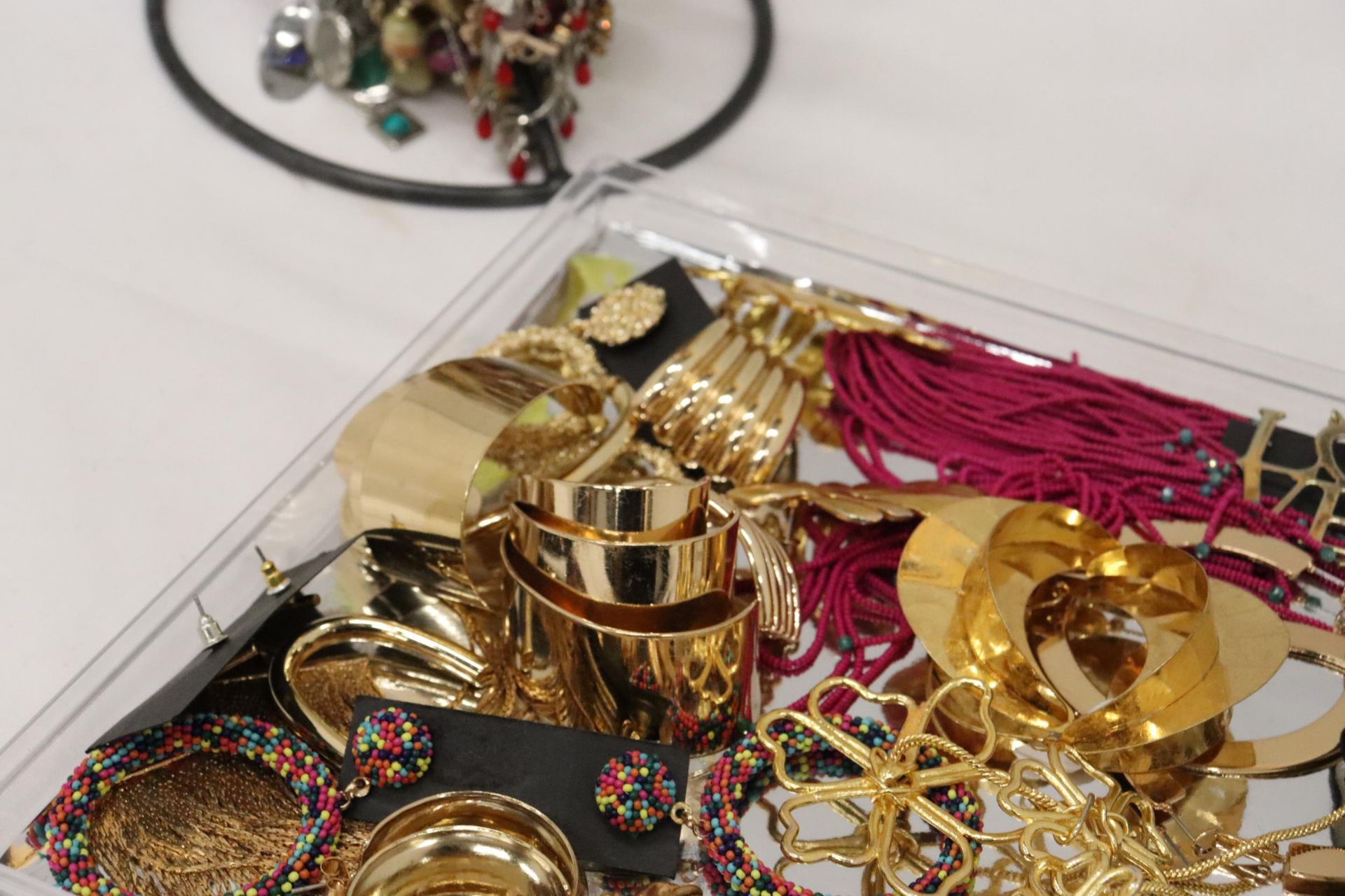 A JEWELLERY STAND WITH A QUANTITY OF NECKLACES PLUS A QUANTITY OF EARRINGS - Image 6 of 8