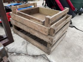 THREE VINTAGE WOODEN SPRITTING TRAYS AND A WOODEN BOX