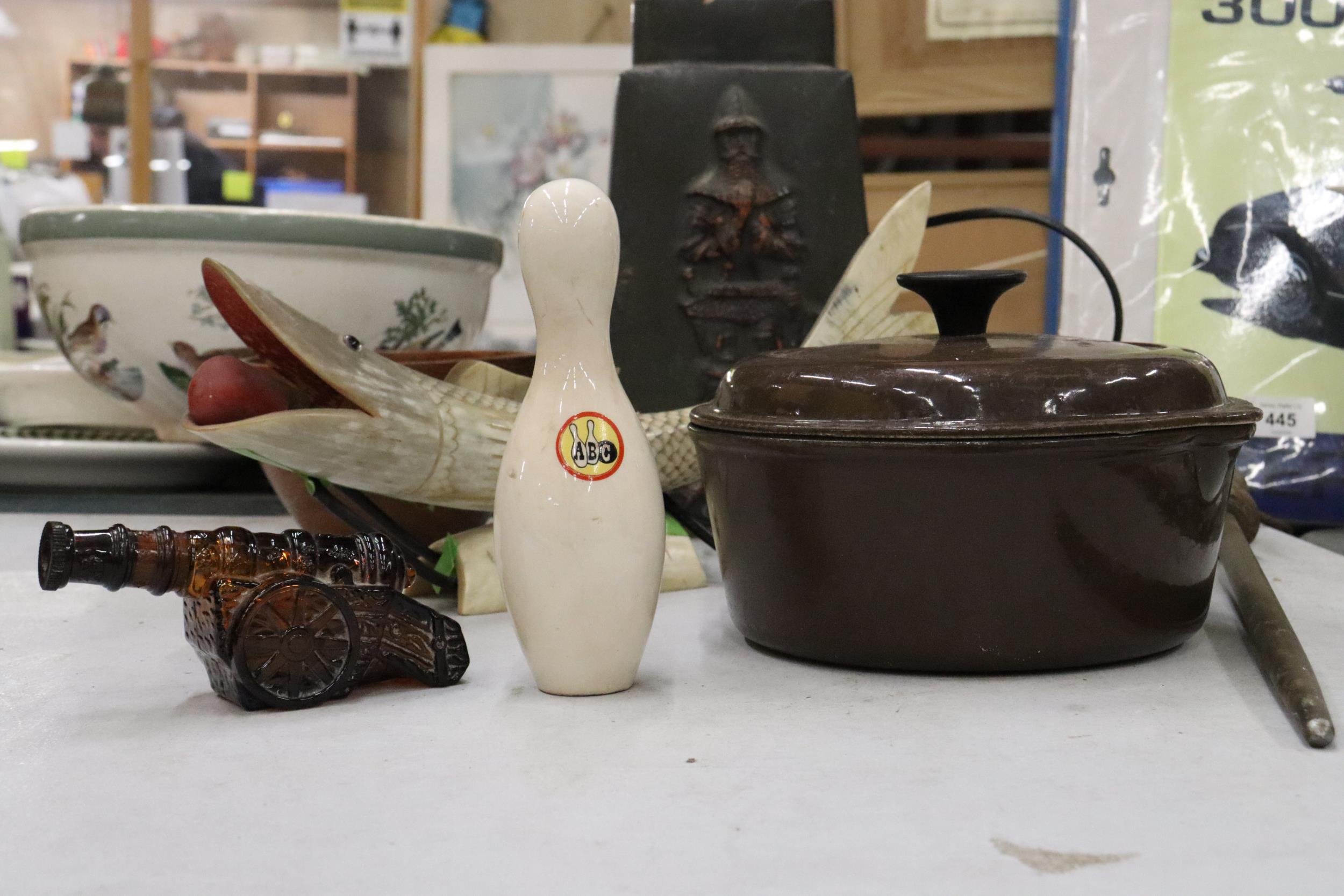 A MIXED VINTAGE LOT TO INCLUDE A FISH LAMP, A STONEWARE VASE WITH KNIGHT DETAIL TO THE FRONT, HEIGHT - Image 7 of 8