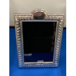 A HALLMARKED LONDON SILVER PHOTOGRAPH FRAME FOR A 6" X 4" PHOTOGRAPH