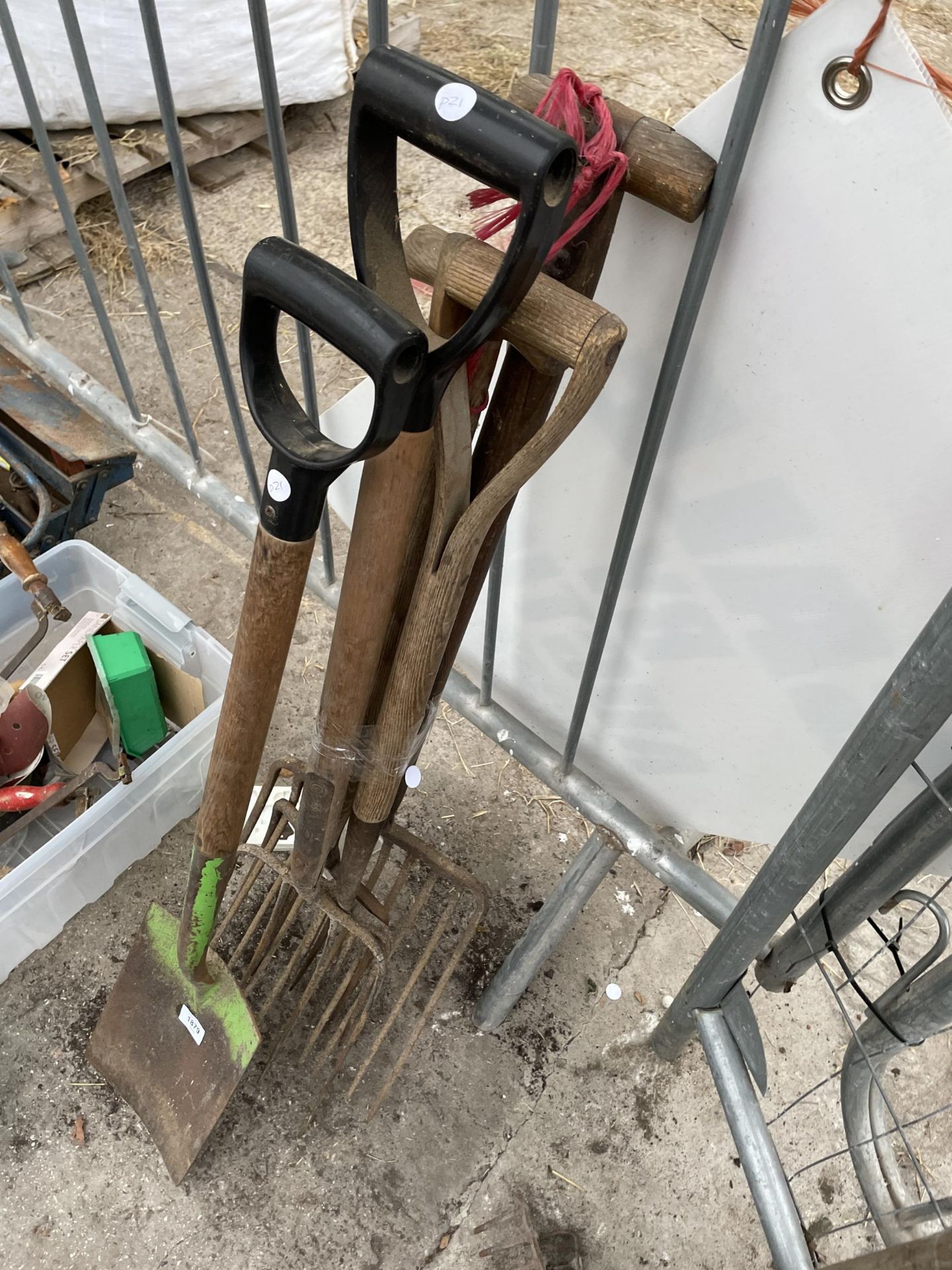 AN ASSORTMENT OF GARDEN TOOLS TO INCLUDE A SPADE AND THREE FORKS ETC