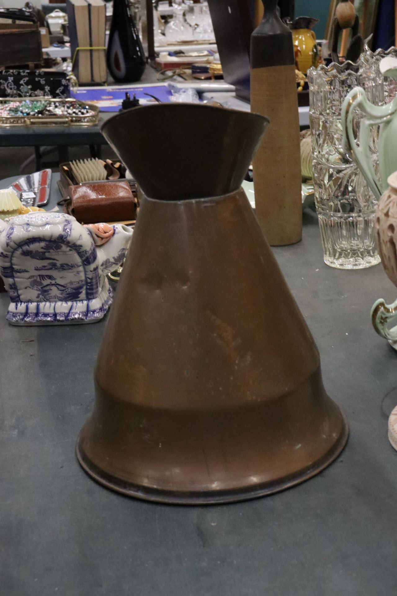 A HAYSTACK COPPER JUG TOGETHER WITH COPPER PAN AND GEORGIAN TANKARD - Bild 6 aus 6