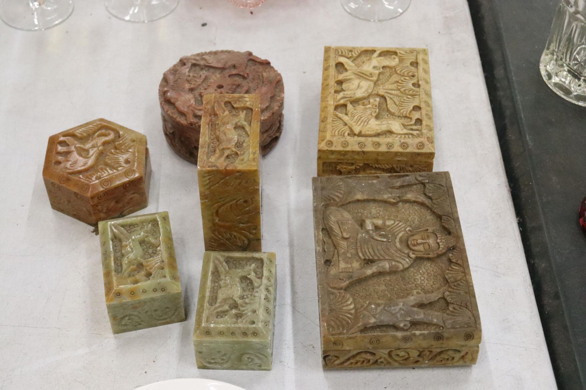 SEVEN SOAP STONE BOXES WITH ANIMAL AND ORIENTAL DDESIGN - Bild 4 aus 6