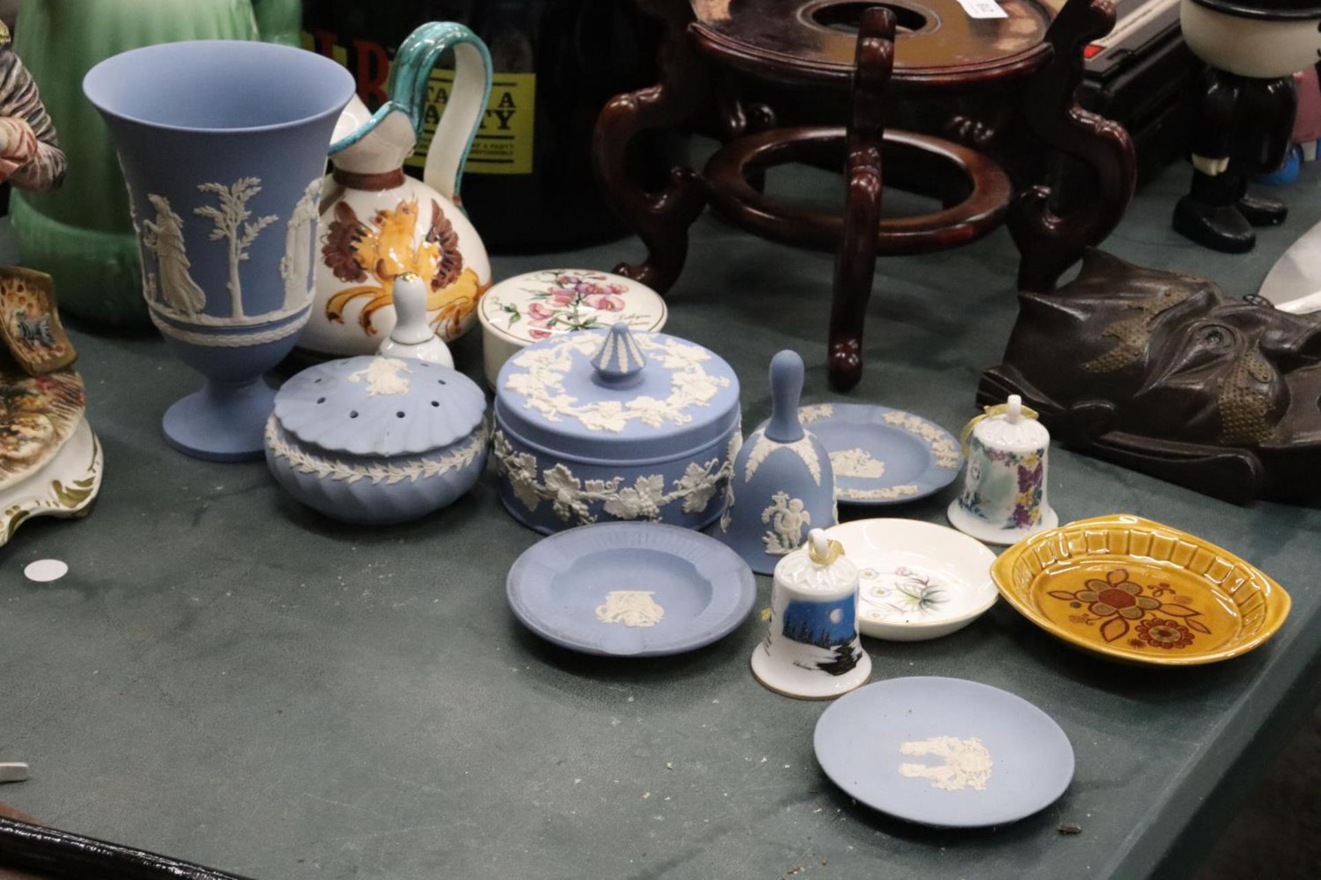 A QUANTITY OF COLLECTABLES TO INCLUDE WEDGWOOD JASPERWARE, SYLVAC SQUIRREL JUG (A/F), BELLS ETC., - Image 4 of 7