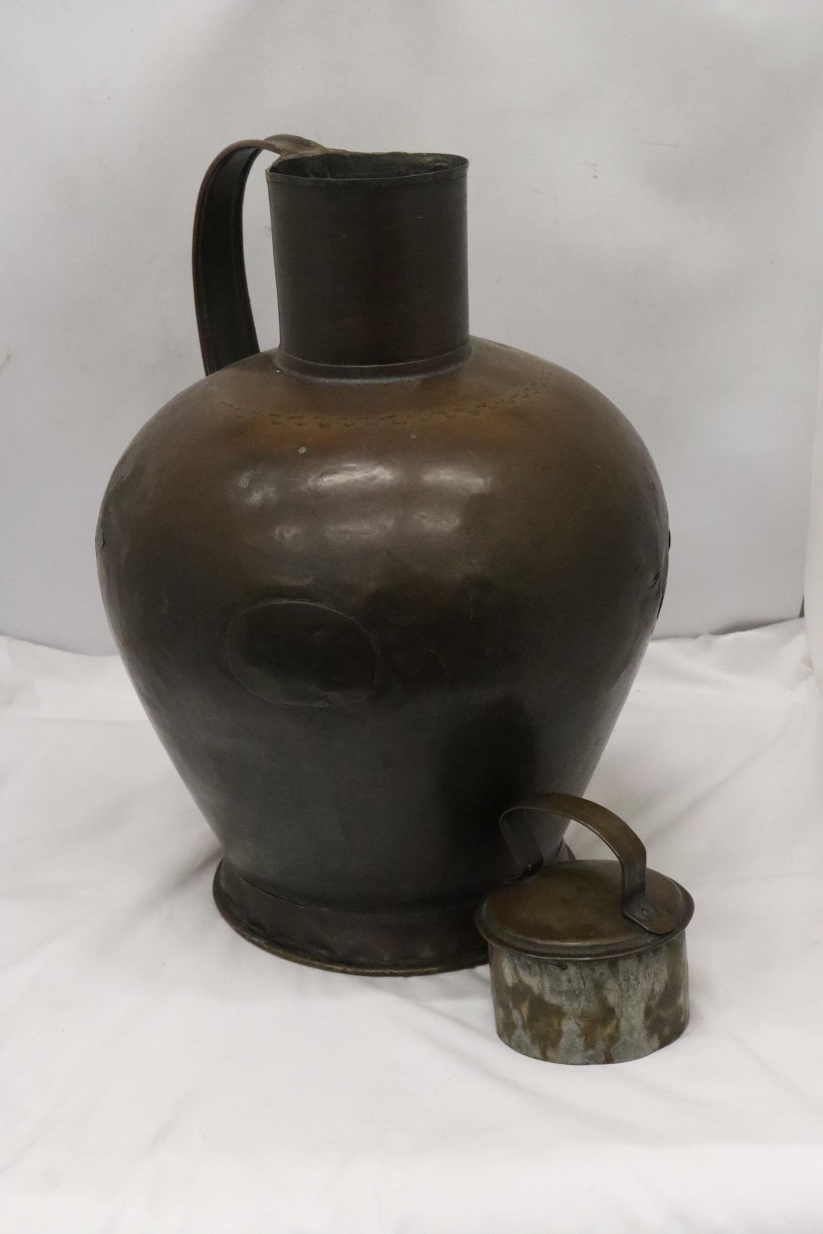 A LARGE VINTAGE FRENCH COPPER MILK CHURN, HEIGHT APPROX 45CM - Image 3 of 4