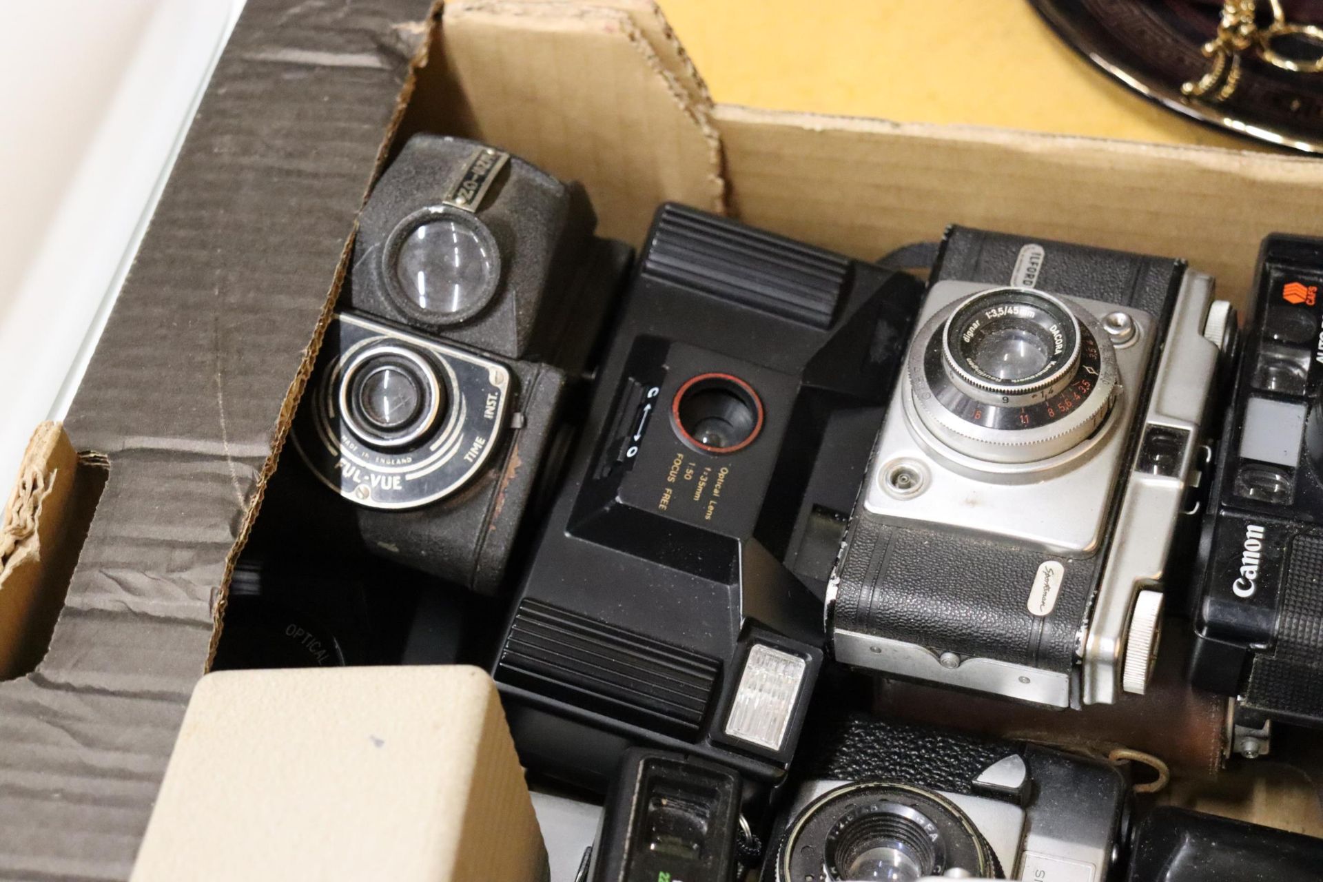 A LARGE QUANTITY OF VINTAGE CAMERAS TO INCLUDE CANON, ENSIGN, KODAK BROWNIE, ETC - 26 IN TOTAL - Image 3 of 9