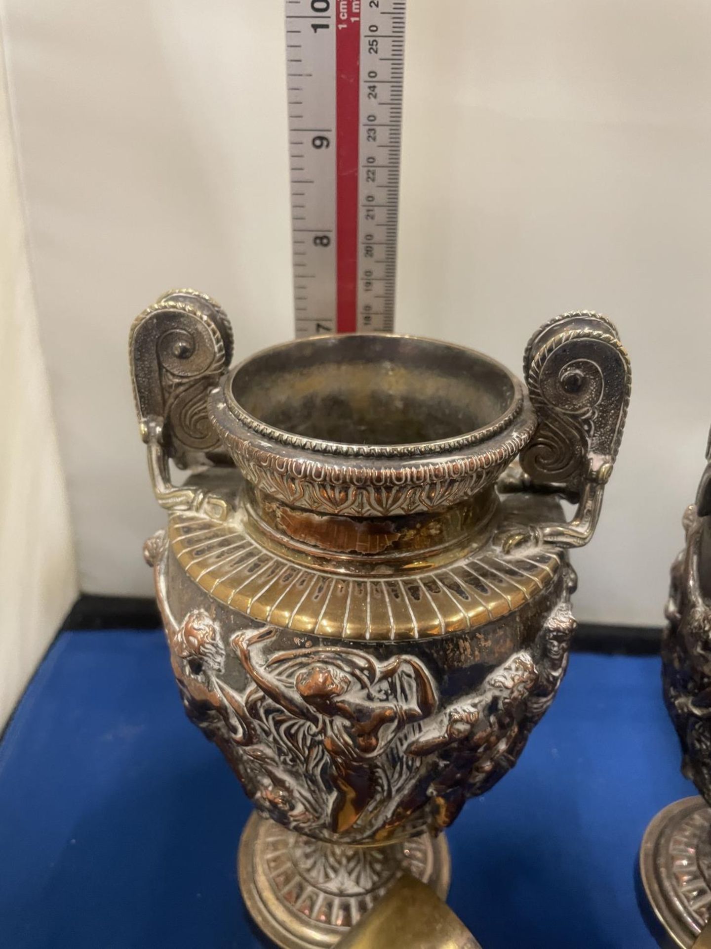 A PAIR OF DECORATIVE TWIN HANDLED URNS WITH INNER LINERS HEIGHT 18CM - Image 5 of 5