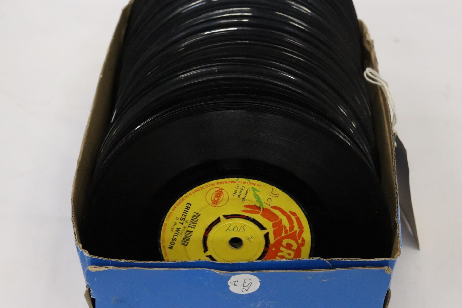 A COLLECTION OF 1960'S AND 70'S VINYL SINGLE RECORDS TO INCLUDE REGGAE, THE SEX PISTOLS, ELVIS - Image 2 of 6