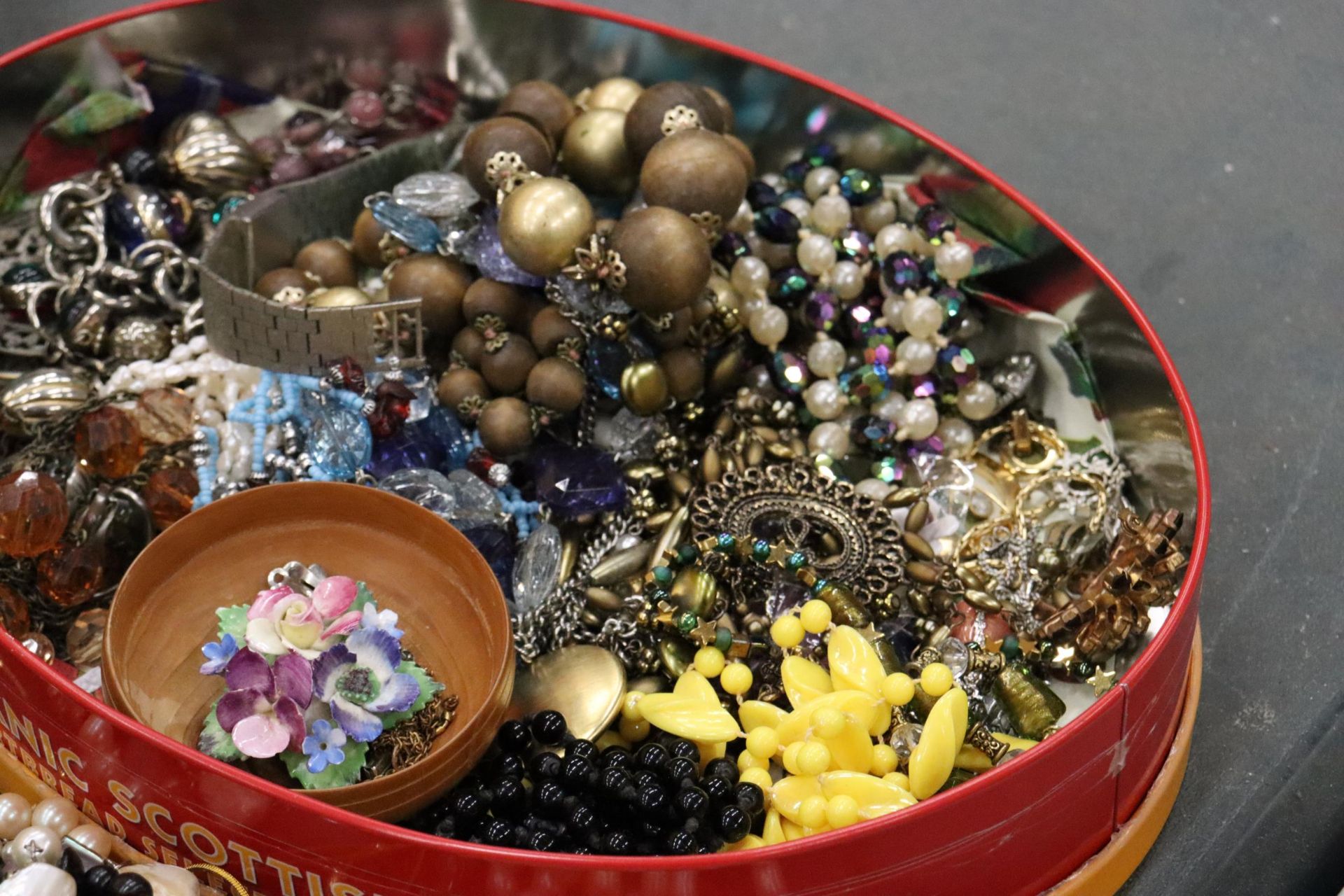 A LARGE QUANTITY OF COSTUME JEWELLERY TO INCLUDE BEADS, NECKLACES, BROOCHES, EARRINGS, ETC - Image 3 of 11