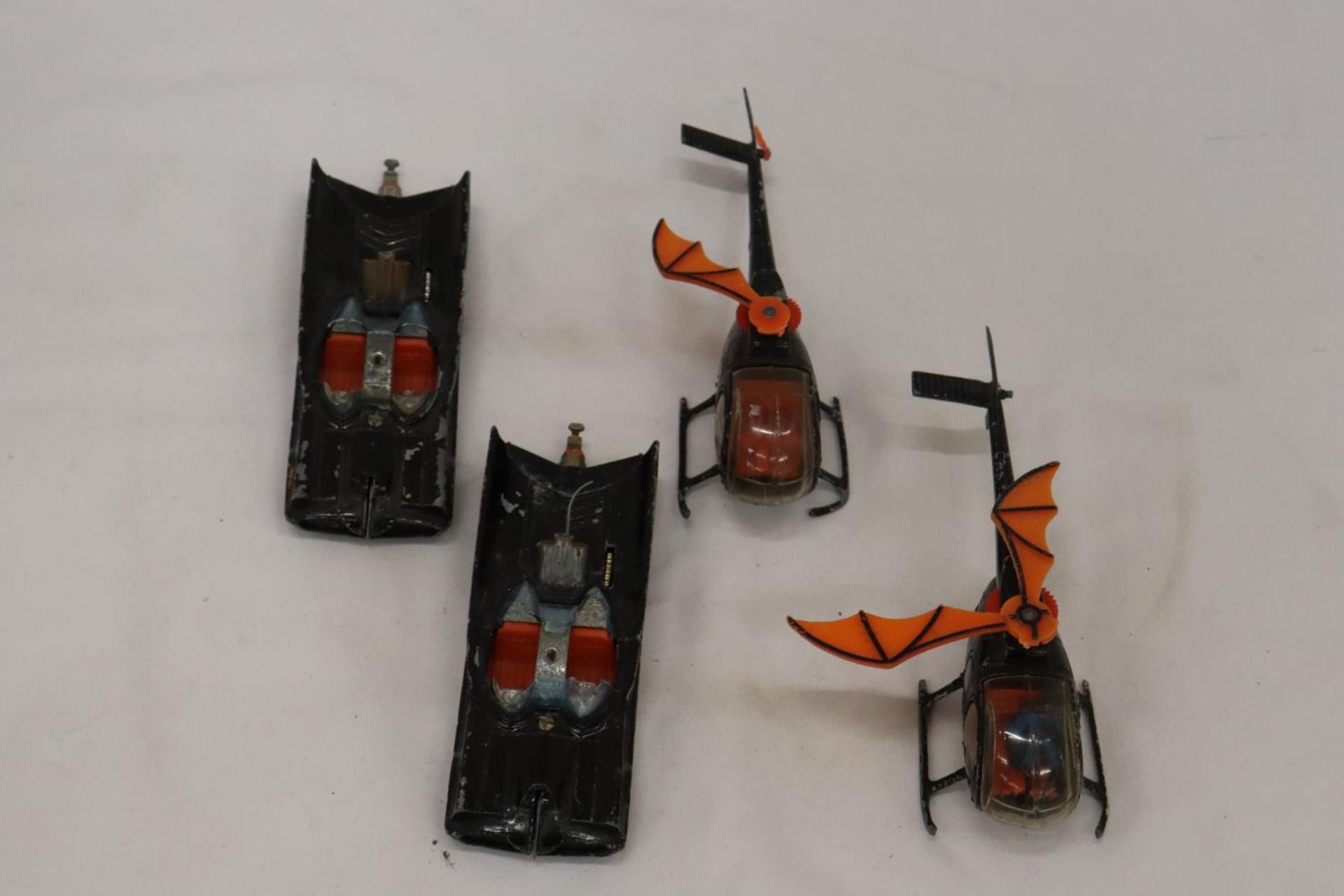 TWO CORGI BATMOBILES TOGETHER WITH TWO BATCOPTERS - Bild 3 aus 8