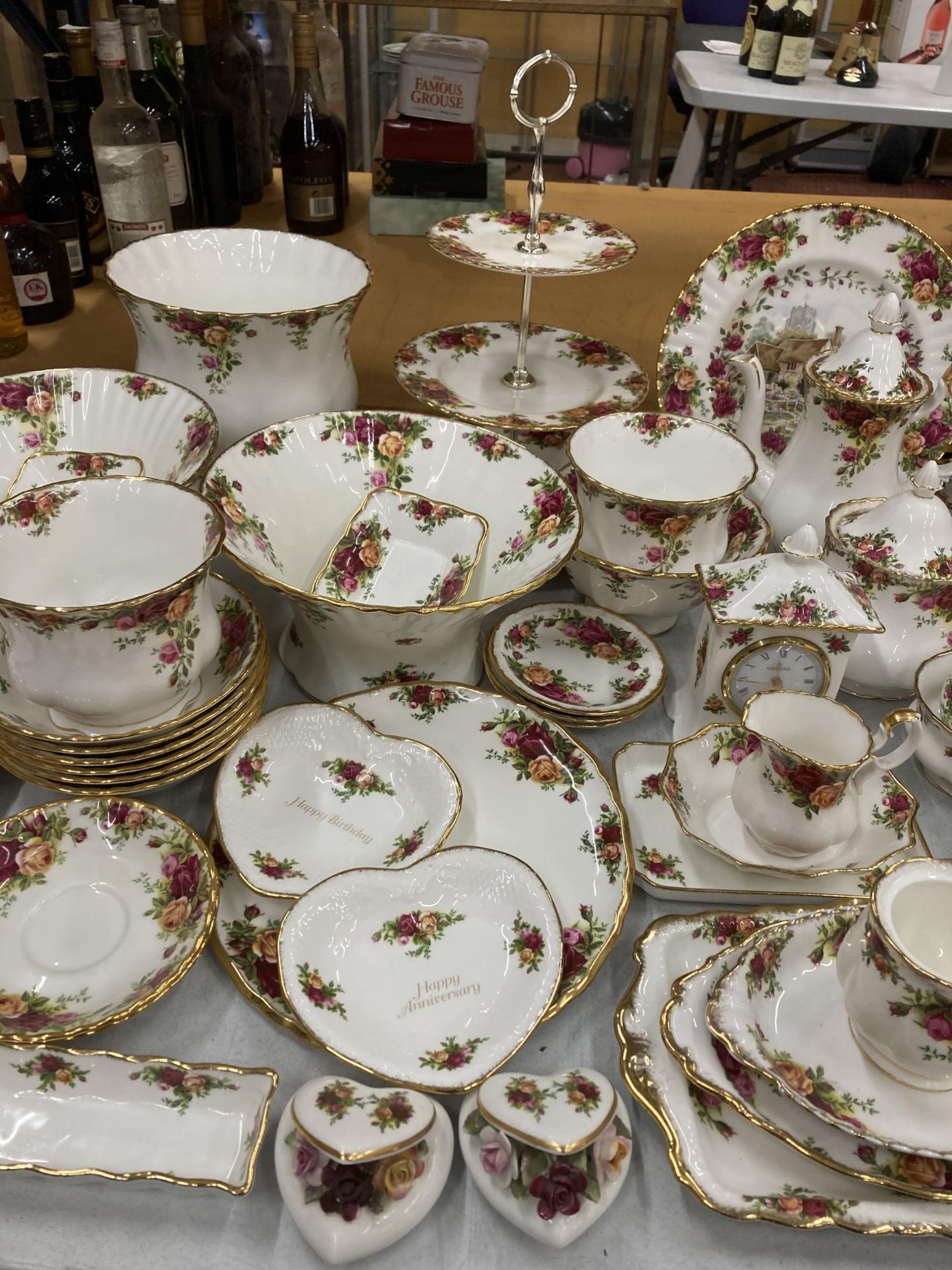 A VERY LARGE COLLECTION OF ROYAL ALBERT OLD COUNTRY ROSES TO INCLUDE TRIOS, JUGS, SUGAR BOWLS, - Bild 4 aus 5