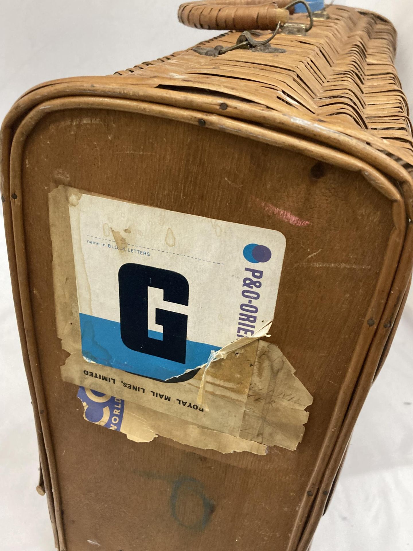 A VINTAGE BASKET SUITCASE WITH VARIOUS P&O STICKERS (HANDLE A/F) - Image 3 of 4