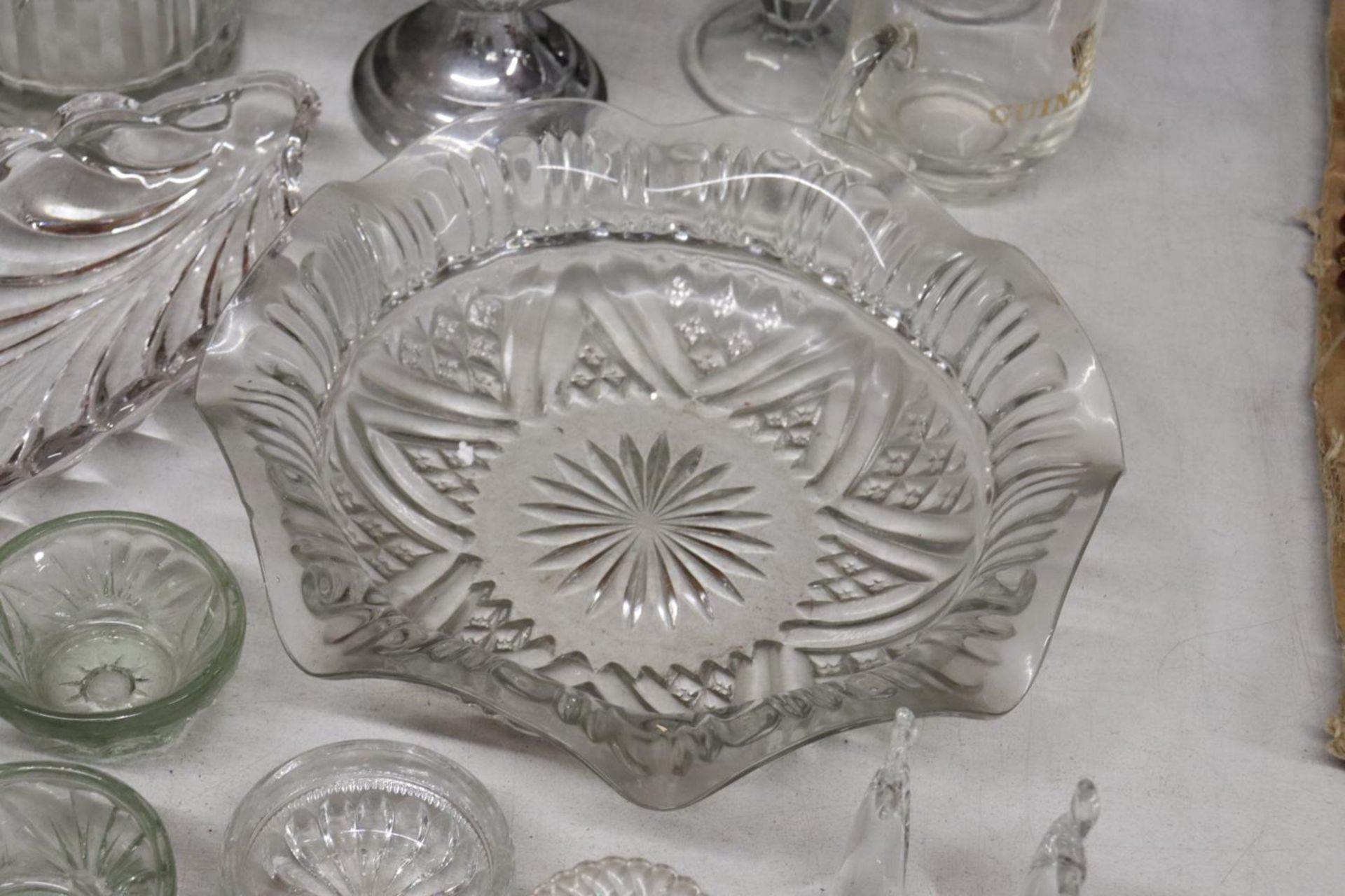 A QUANTITY OF VINTAGE GLASSWARE TO INCLUDE VASES, BOWLS, A TANKARD, A PAIR OF DOLPHINS, TEALIGHT - Image 6 of 6