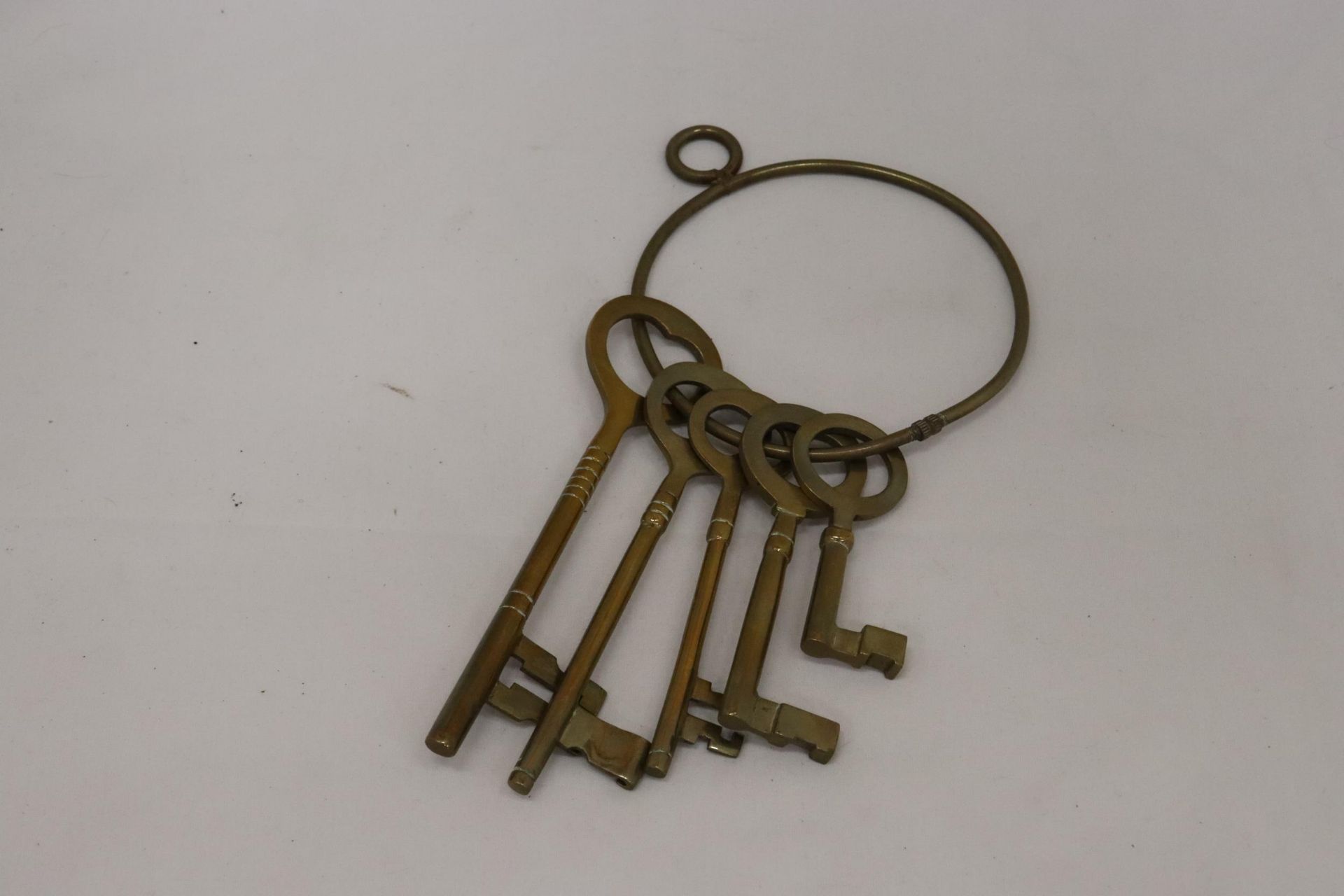 A SET OF LARGE VINTAGE STYLE BRASS KEYS ON A RING HOLDER - Image 3 of 4