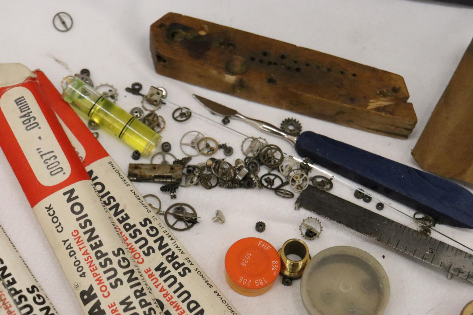 A QUANTITY OF POCKET WATCH COMPONENTS TO INCLUDE SUSPENSION SPRINGS, ETC, SOME SEALED - Bild 6 aus 6