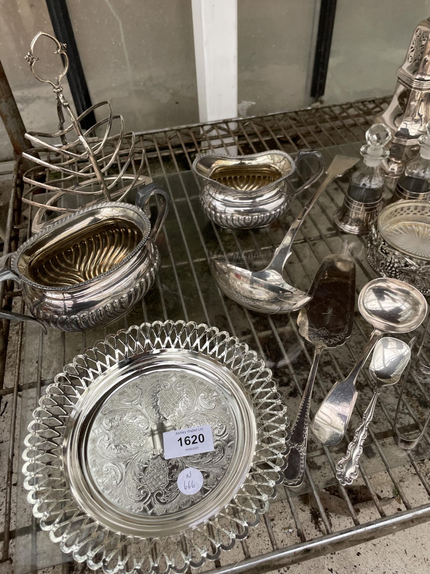 A LARGE ASSORTMENT OF SILVER PLATED ITEMS TO INCLUDE TOAST RACK, SUGAR BOWL AND MILK JUG, SUGAR - Image 2 of 5