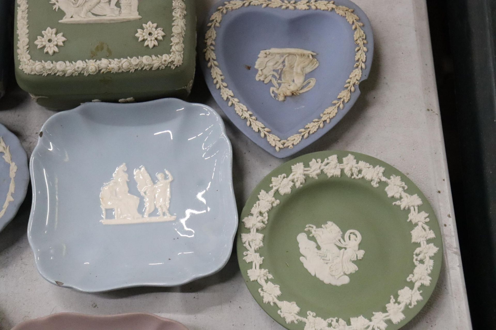 A COLLECTION OF WEDGWOOD JAPERWARE TRINKET BOXES AND PIN TRAYS TO INCLUDE LILAC AND GREEN - Image 3 of 9