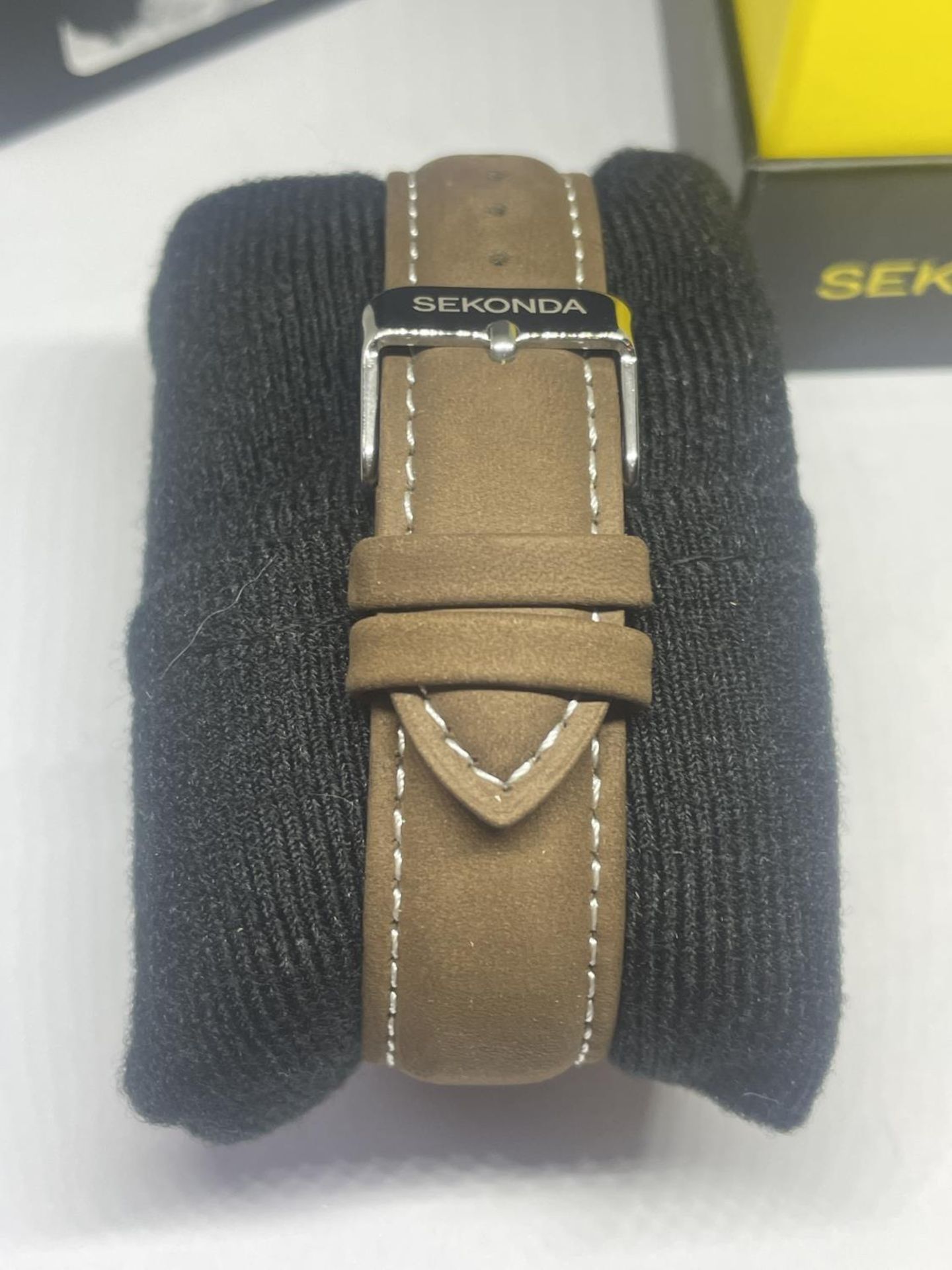 AN AS NEW AND BOXED SEKONDA WRIST WATCH SEEN WORKING BUT NO WARRANTY - Image 3 of 3