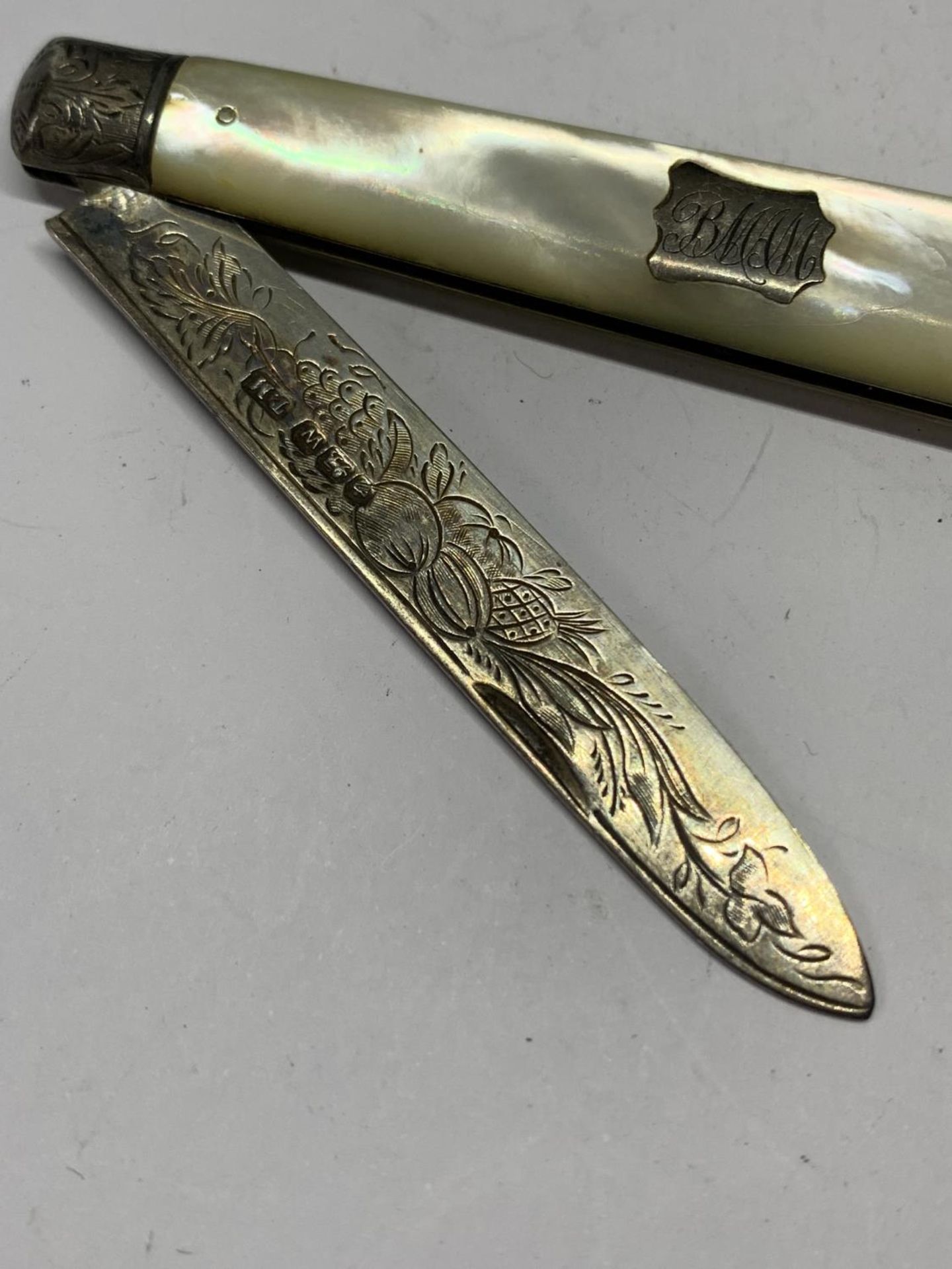 A HALLMARKED SHEFFIELD SILVER AND MOTHER OF PEARL FRUIT KNIFE - Image 2 of 5