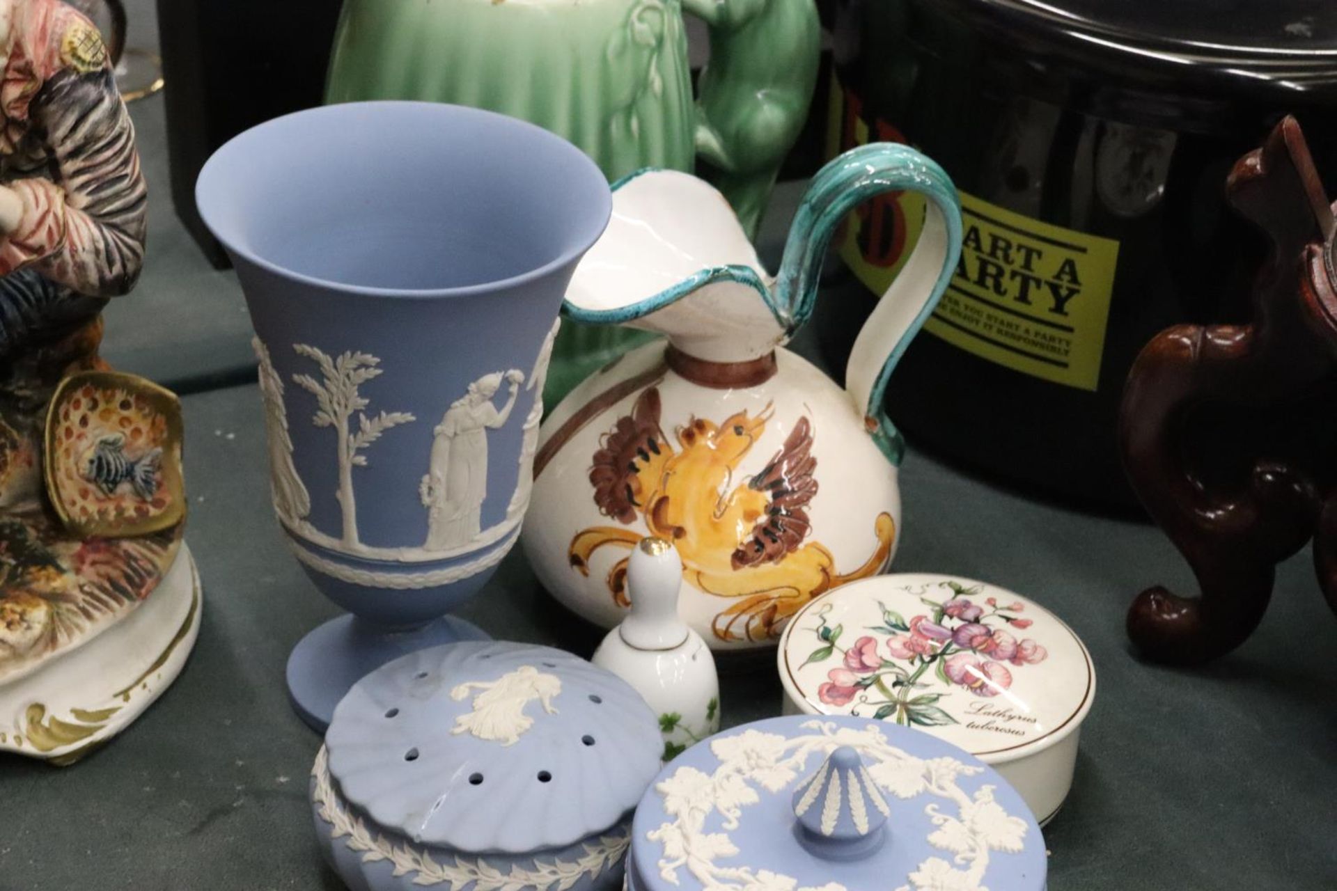A QUANTITY OF COLLECTABLES TO INCLUDE WEDGWOOD JASPERWARE, SYLVAC SQUIRREL JUG (A/F), BELLS ETC., - Image 5 of 7