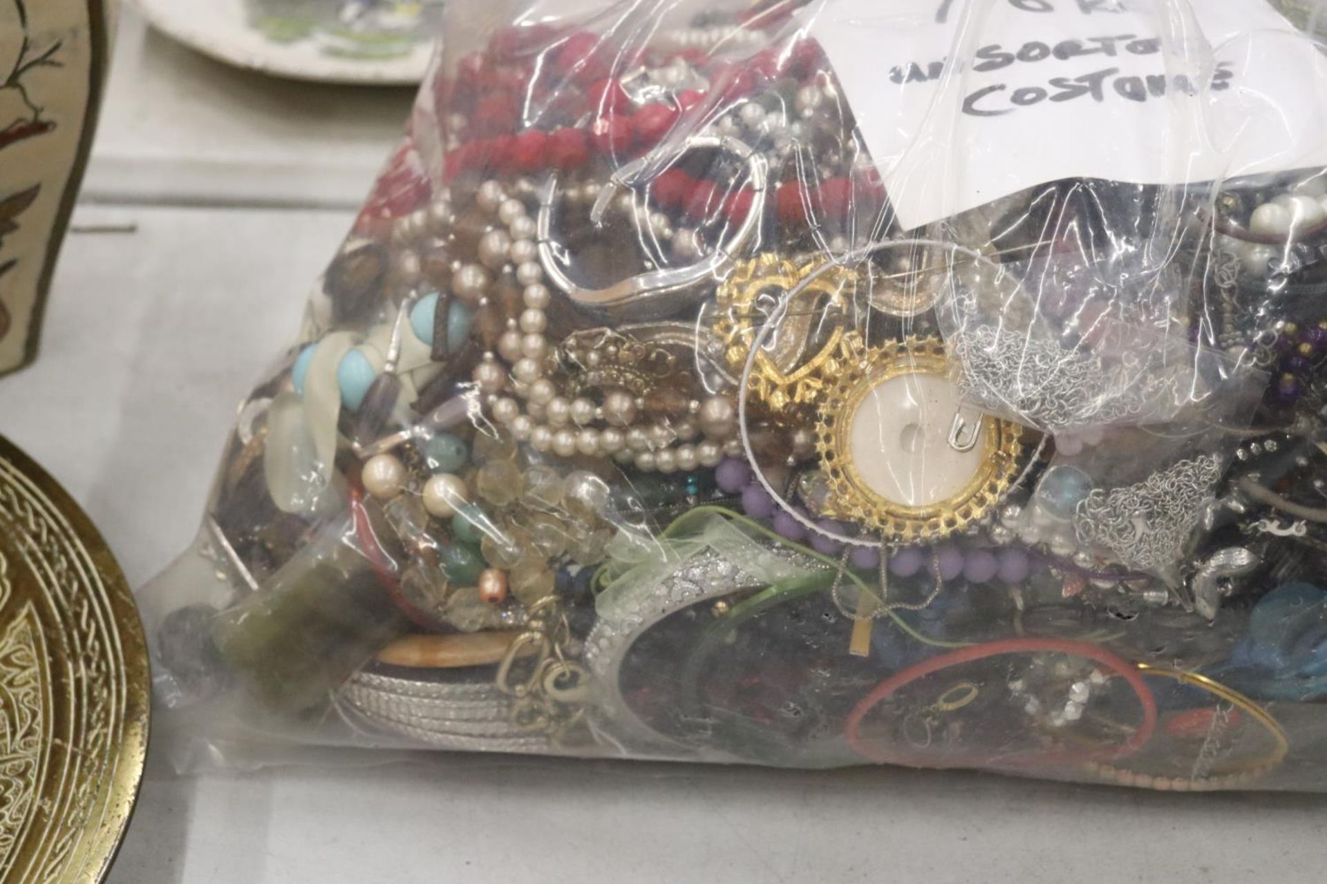 A 7.6 KG BAG OF UNSORTED COSTUME JEWELLERY - Image 3 of 6