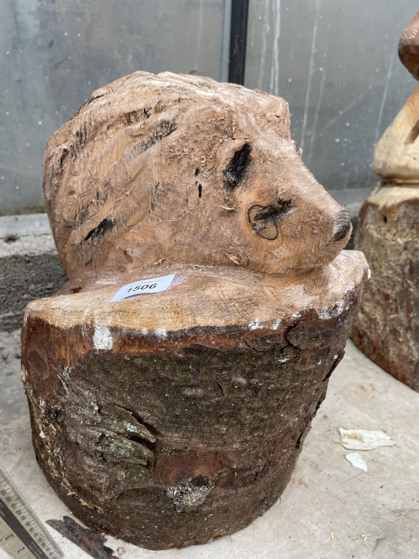 A HEDGEHOG CHAINSAW CARVING (H:35CM) - Image 2 of 4