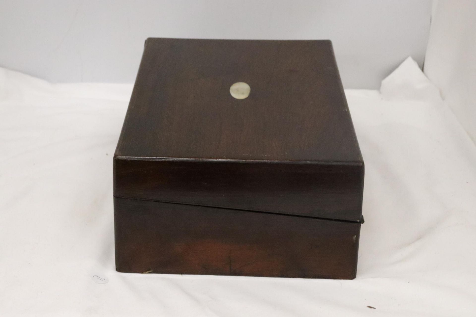 A ROSEWOOD WRITING SLOPE, WITH SUEDE SLOPE, ONE INKWELL AND MOTHER OF PEARL CARTOUCHE - Image 5 of 5