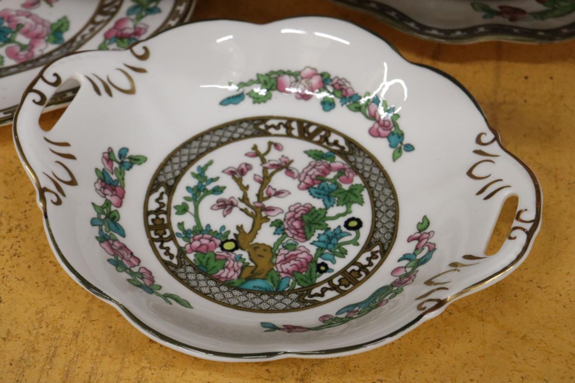 SEVEN PIECES OF COALPORT 'INDIAN TREE' DESIGN TO INCLUDE PLATES, A CUP AND CREAM JUG - Image 4 of 8