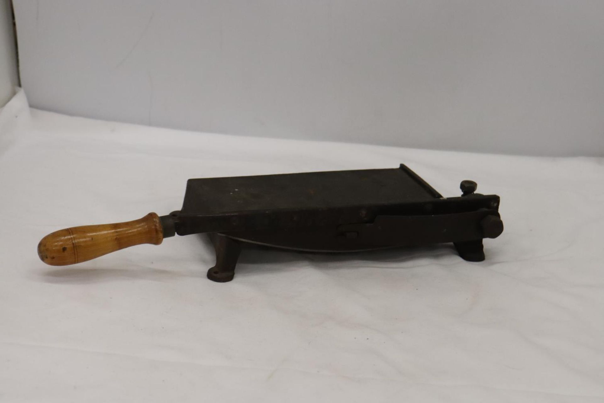 A VERY SHARP VINTAGE CAST GUILLOTINE - Image 6 of 7