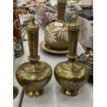 A PAIR OF LIDDED BRASS VASES, HEIGHT 22CM