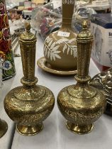 A PAIR OF LIDDED BRASS VASES, HEIGHT 22CM