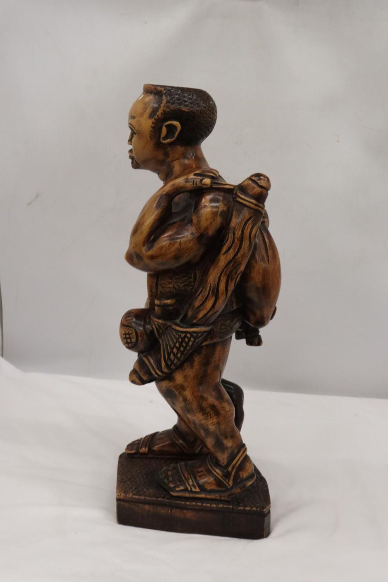 A LARGE HAND CARVED WOODEN HUNTER GATHERER - Image 2 of 6