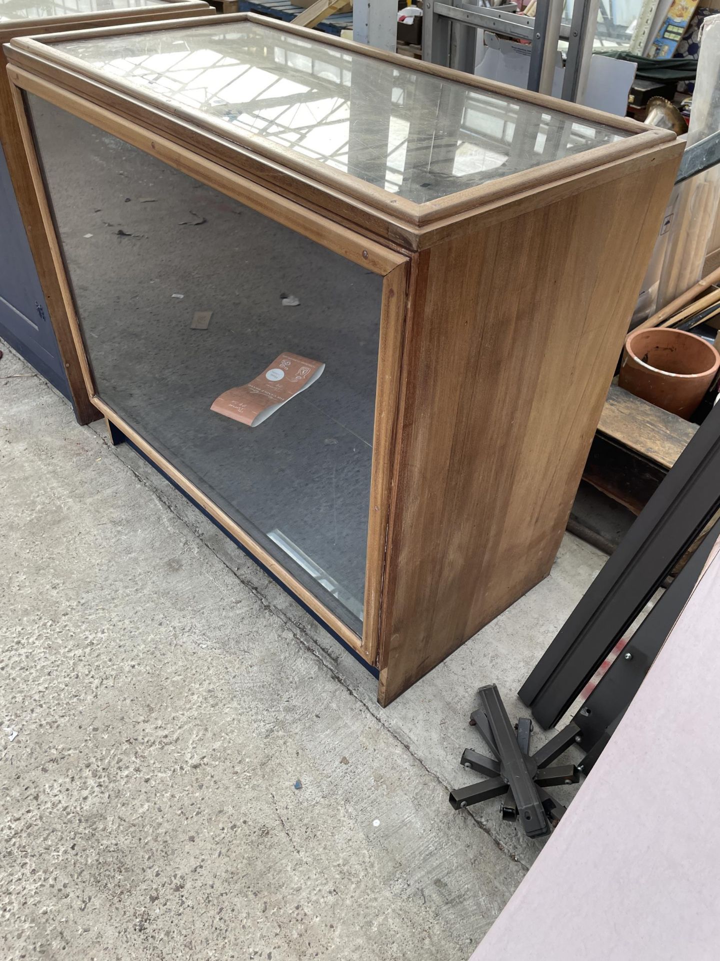 A VINTAGE GLASS FRONTED SHOP DISPLAY UNIT - Image 2 of 3