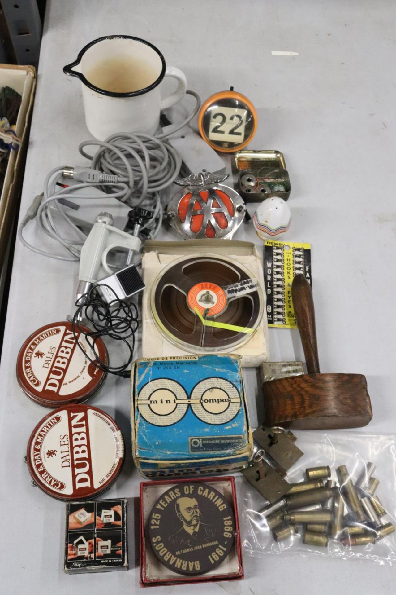 A MIXED VINTAGE LOT TO INCLUDE AN AA BADGE, DESK CALENDAR, 'MINI-COMPAS', LOCKS, GAVEL, TINS, ETC - Image 4 of 8